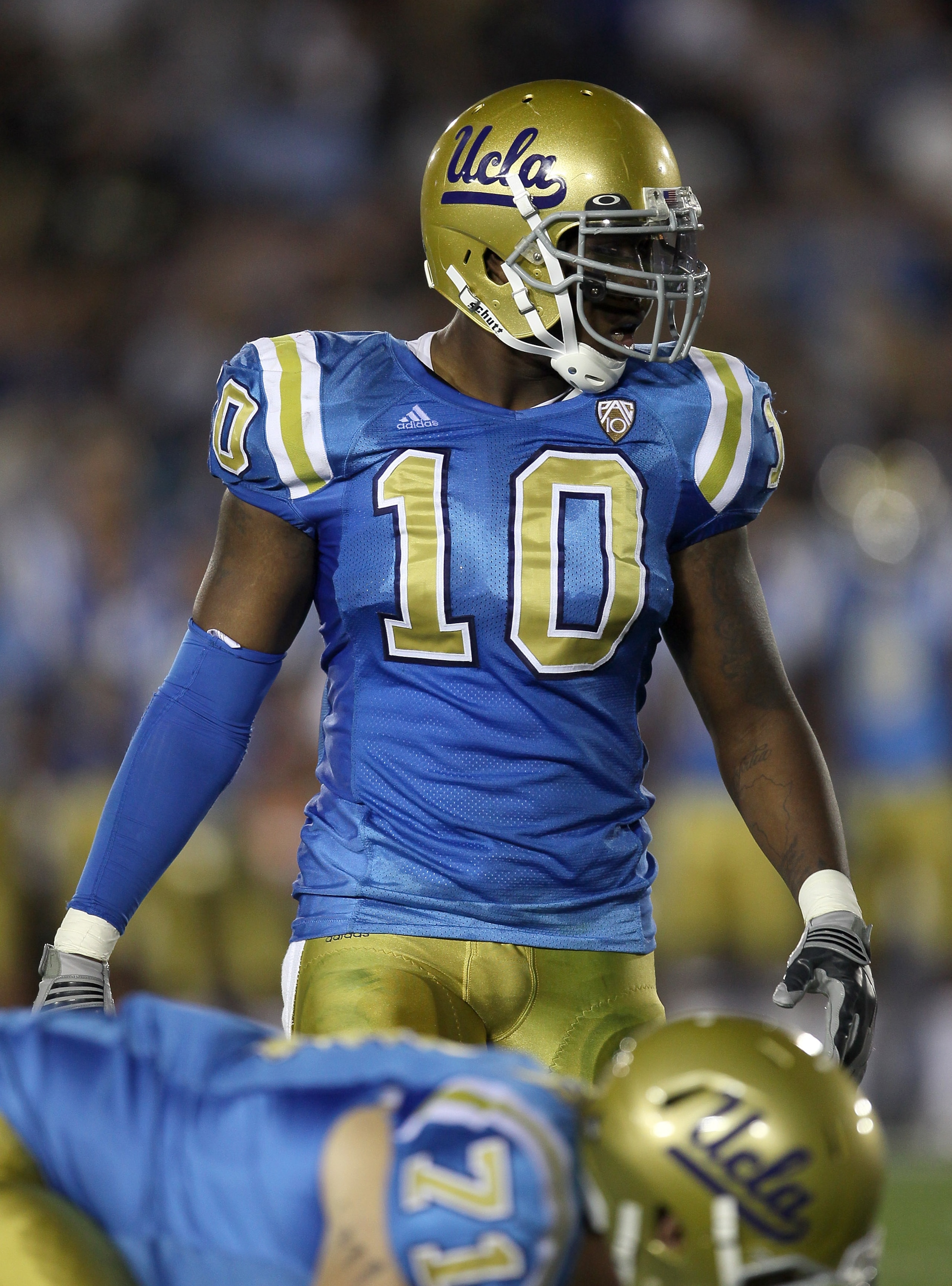 PASADENA, CA - SEPTEMBER 18:  Linebacker Akeem Ayers #10 of the UCLA Bruins in the game with the Houston Cougars at the Rose Bowl on September 18, 2010 in Pasadena, California.  UCLA won 31-13.  (Photo by Stephen Dunn/Getty Images)