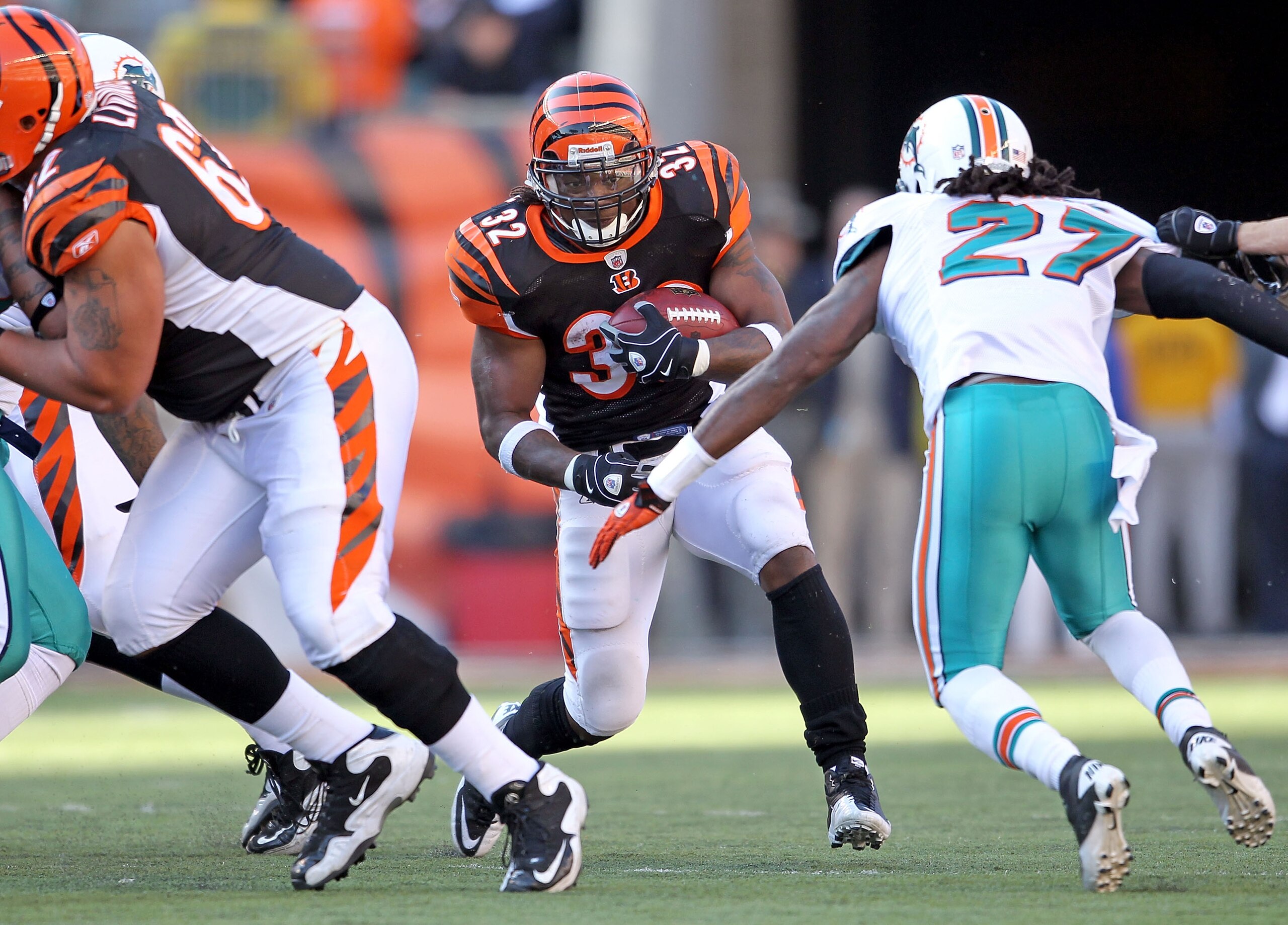 CINCINNATI - OCTOBER 31:  Cedric Benson #32 of  the Cincinnati Bengals runs with the ball during the NFL game against the Miami Dolphins at Paul Brown Stadium on October 31, 2010 in Cincinnati, Ohio.  (Photo by Andy Lyons/Getty Images)