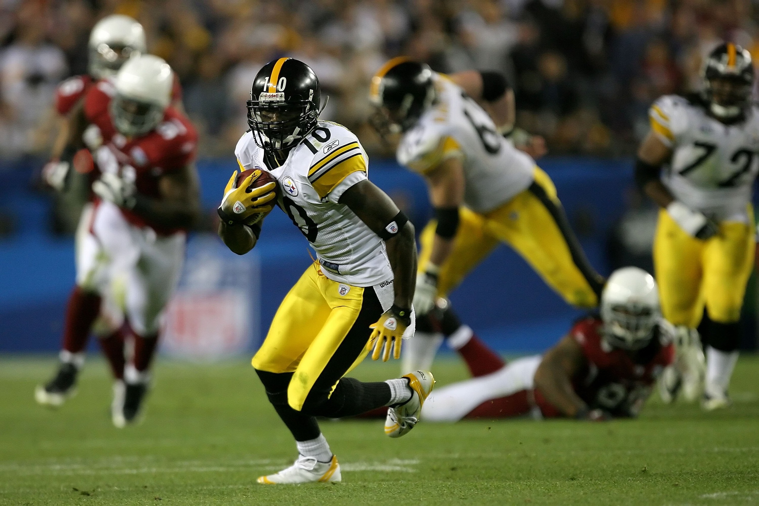 TAMPA, FL - FEBRUARY 01: Wide receiver Santonio Holmes #10 of the Pittsburgh Steelers runs after a catch against the Arizona Cardinals during Super Bowl XLIII on February 1, 2009 at Raymond James Stadium in Tampa, Florida. (Photo by Streeter Lecka/Getty TAMPA, FL - FEBRUARY 01: Wide receiver Santonio Holmes #10 of the Pittsburgh Steelers runs after a catch against the Arizona Cardinals during Super Bowl XLIII on February 1, 2009 at Raymond James Stadium in Tampa, Florida. (Photo by Streeter Lecka/Getty