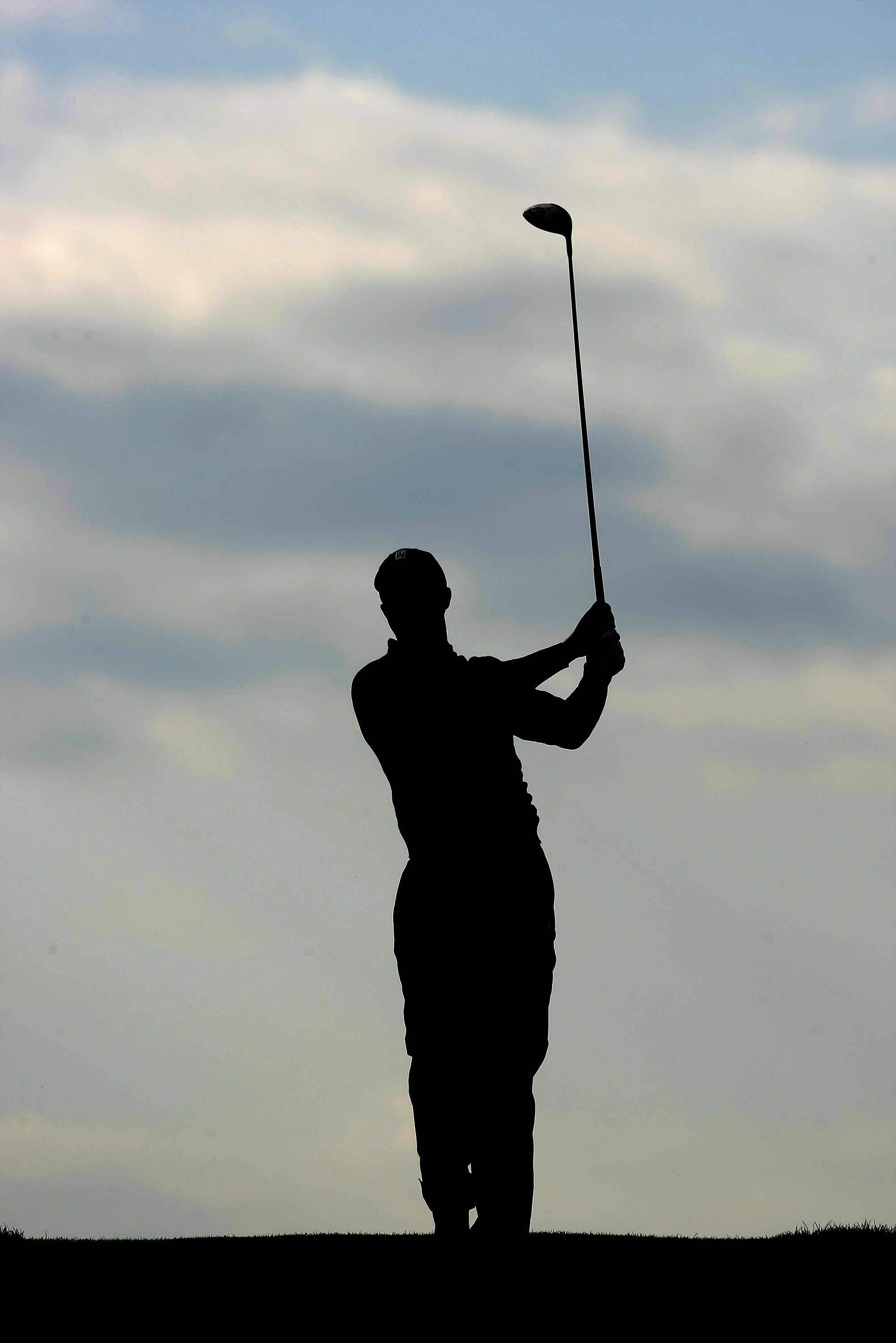 LA JOLLA, CA - JANUARY 30:  Tiger Woods tees off the 6th hole during the final round of the Farmers Insurance Open at the Torrey Pines South Course on January 30, 2011 in La Jolla, California.  (Photo by Donald Miralle/Getty Images)