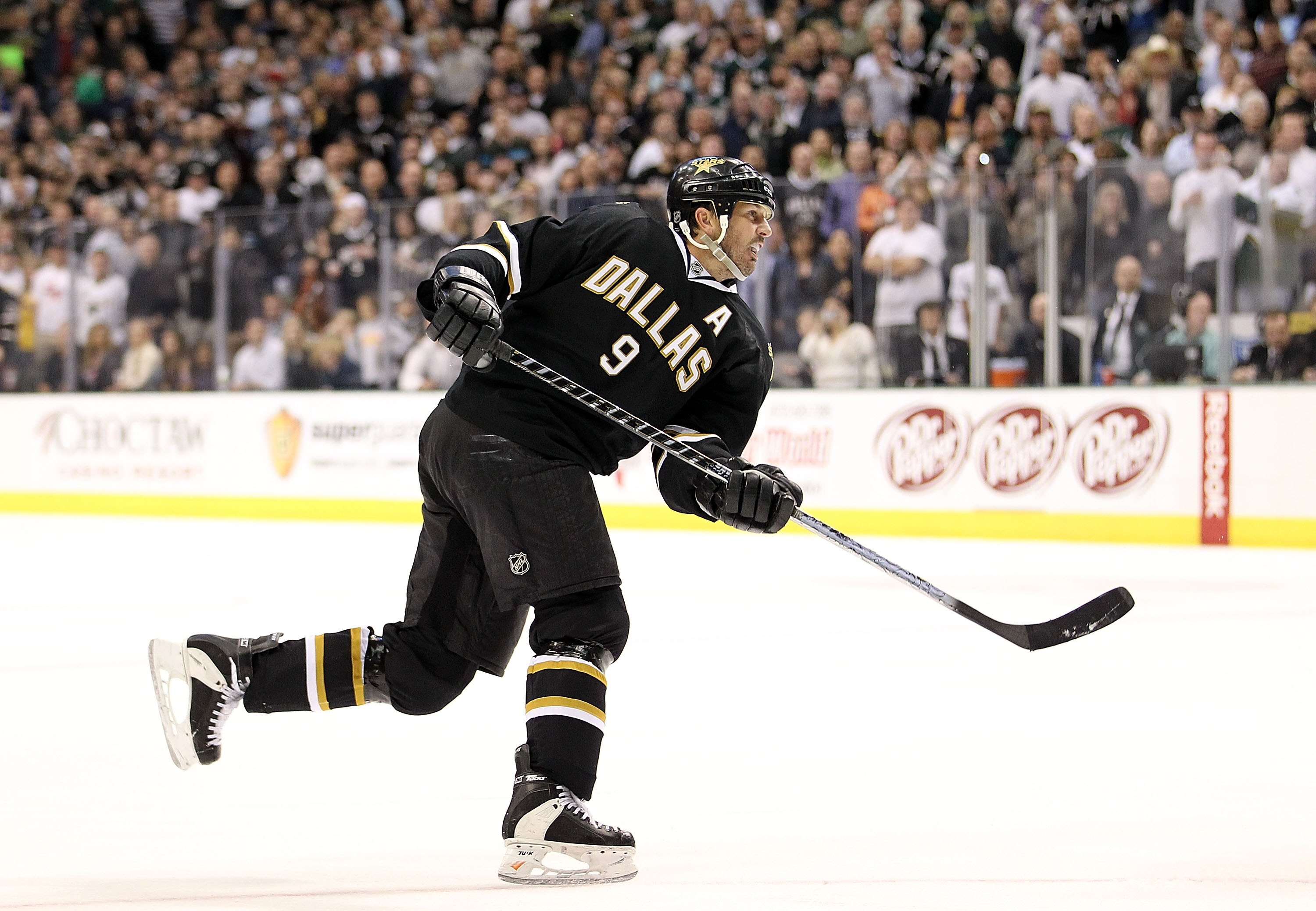DALLAS - APRIL 08:  Center Mike Modano #9 of the Dallas Stars at American Airlines Center on April 8, 2010 in Dallas, Texas.  (Photo by Ronald Martinez/Getty Images)