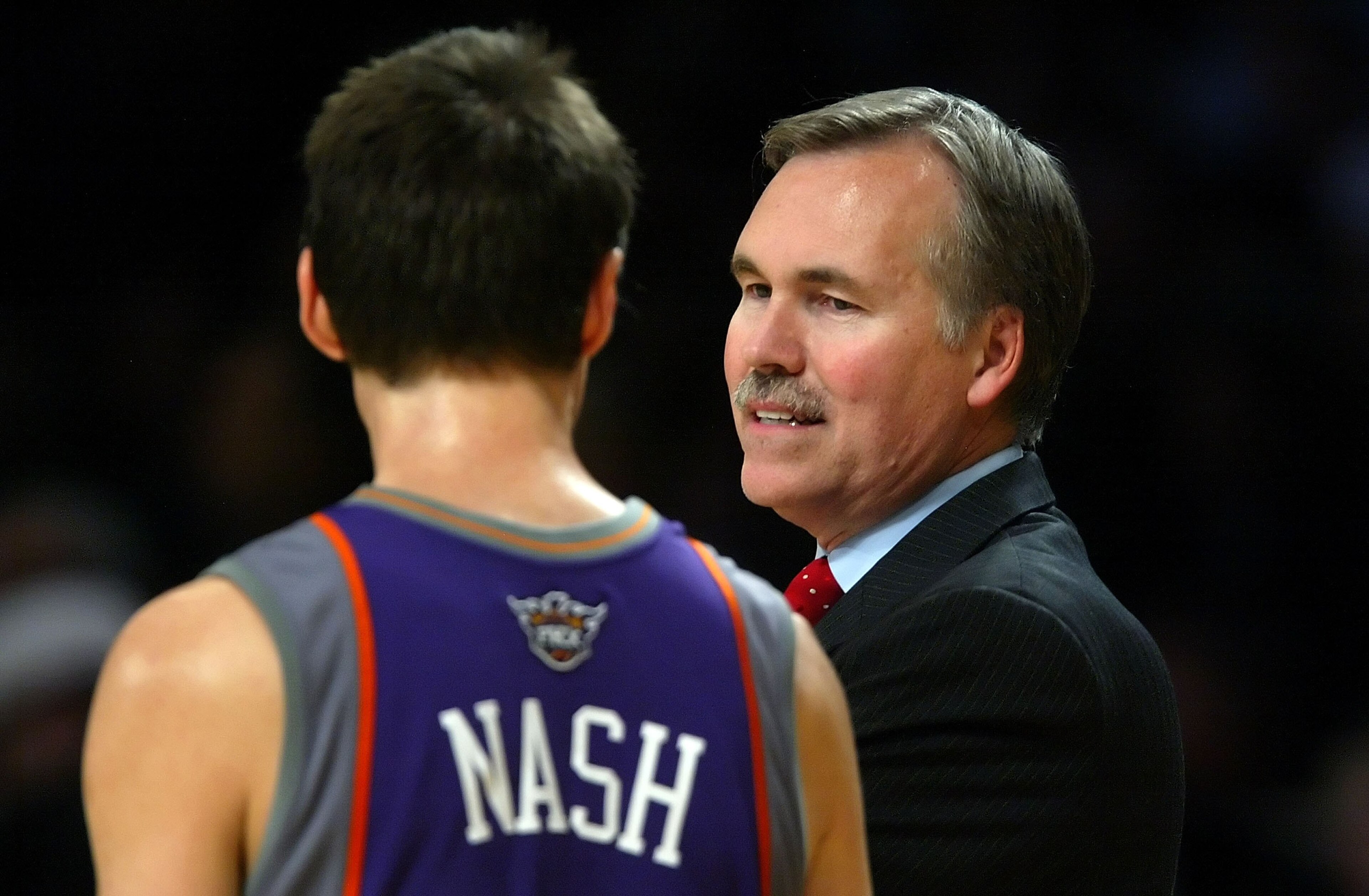 LOS ANGELES, CA - OCTOBER 31:  Head coach Mike D'Antoni of the Phoenix Suns talks to Steve Nash #13 during the game against the Los Angeles Lakers on October 31, 2006 at Staples Center in Los Angeles, California. The Lakers won 114-106. NOTE TO USER: User