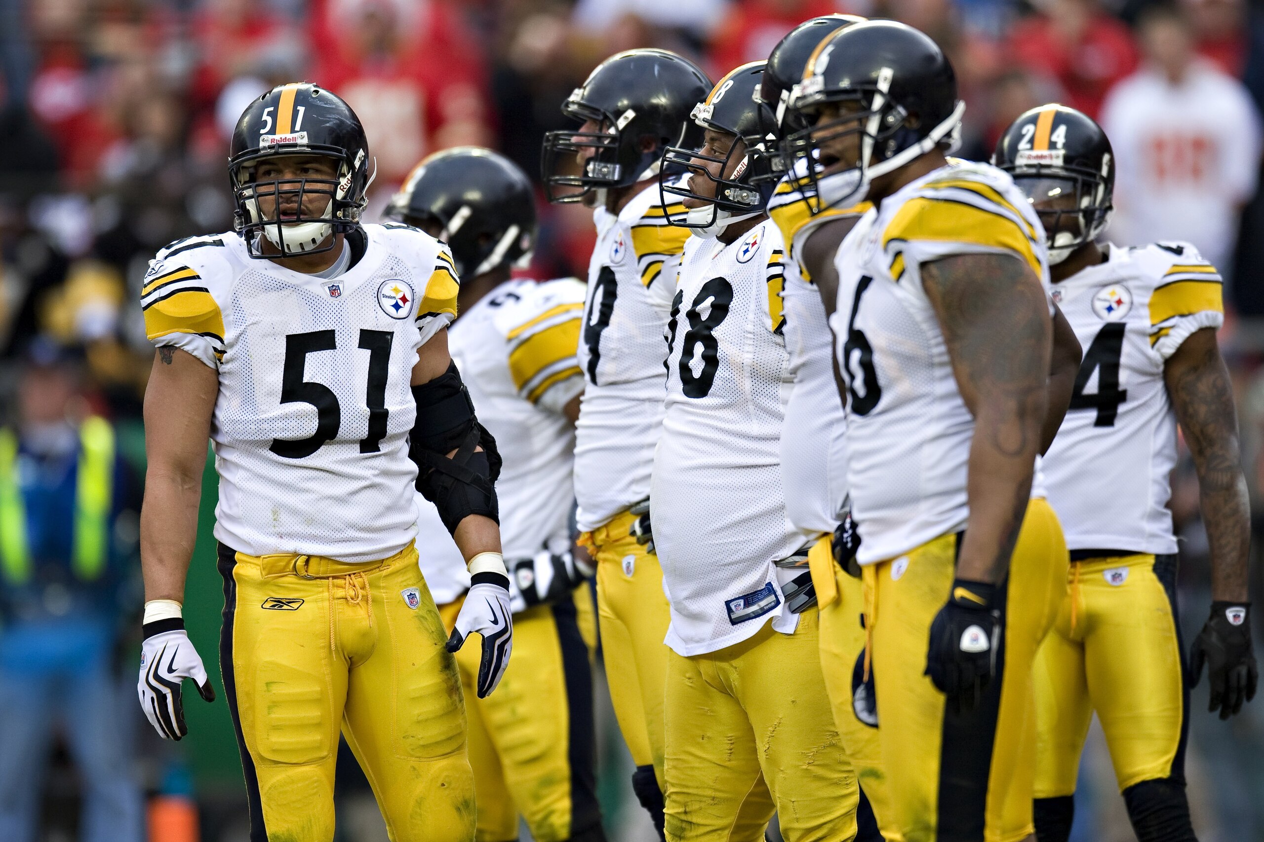 KANSAS CITY, MO - NOVEMBER 22:  Linebacker James Farrior #51 of the Pittsburgh Steelers looks to the sidelines for a signal during NFL action against the Kansas City Chiefs at Arrowhead Stadium on November 22, 2009 in Kansas City, Missouri.  The Chiefs de