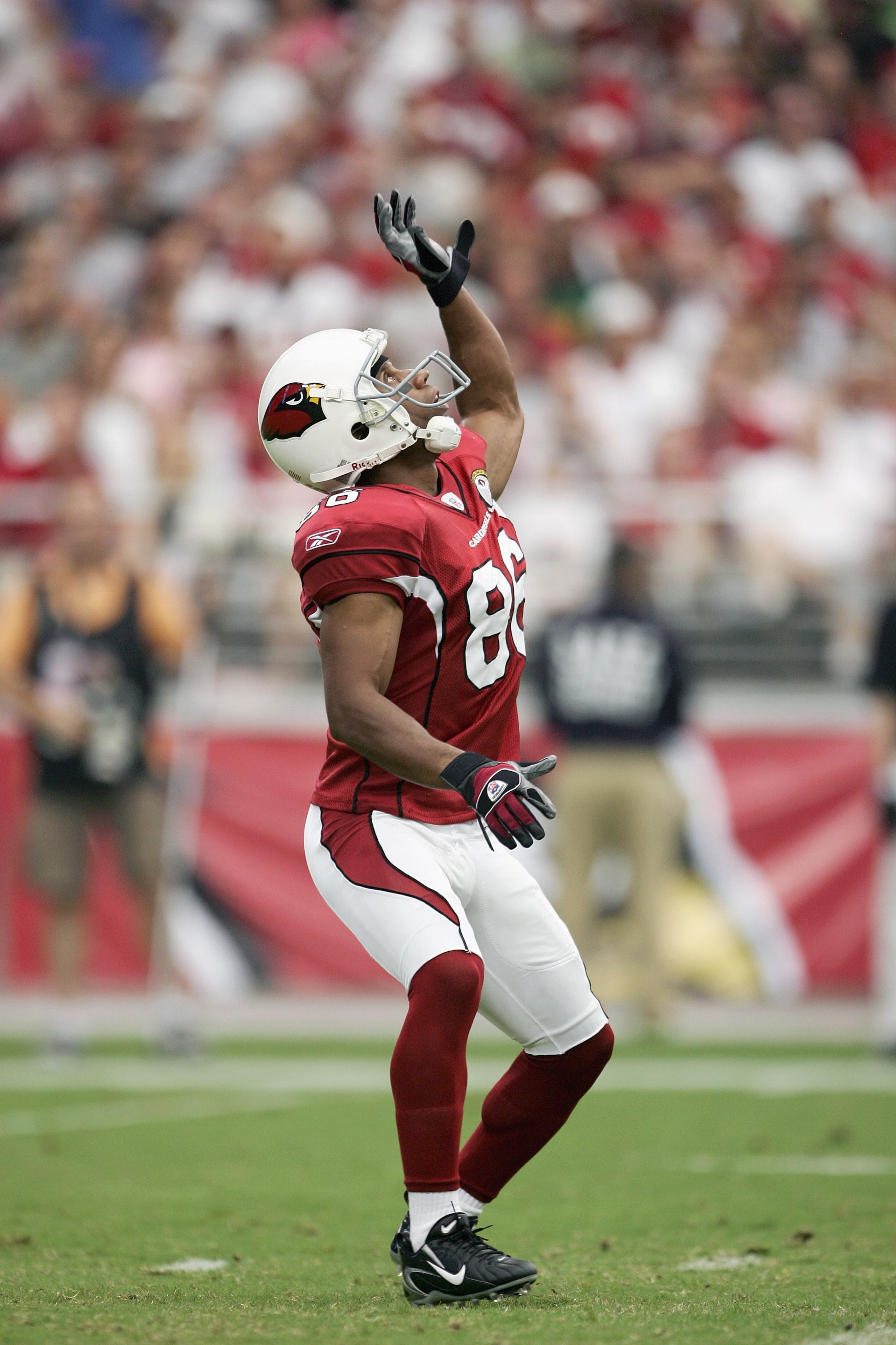 GLENDALE, AZ - SEPTEMBER 10:  Punt returner Troy Walters #86 of the Arizona Cardinals signals a fair catch against the San Francisco 49ers during the game at Cardinals Stadium on September 10, 2006 in Glendale, Arizona. The Cards defeated the Niners 34-27
