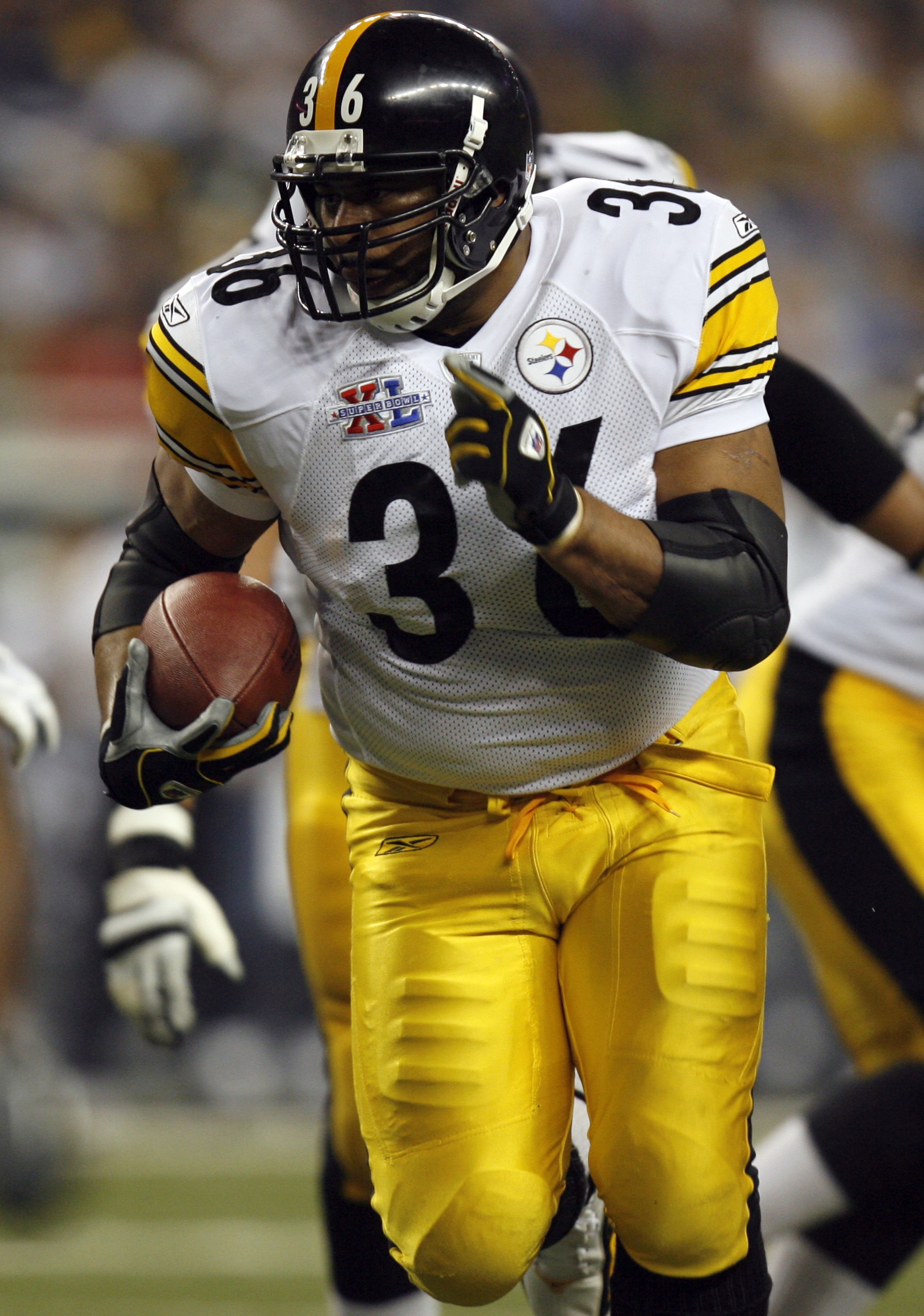 Jerome Bettis of the Pittsburgh Steelers runs with the ball during Super Bowl XL between the Pittsburgh Steelers and Seattle Seahawks at Ford Field in Detroit, Michigan on February 5, 2006. (Photo by Allen Kee/Getty Images)