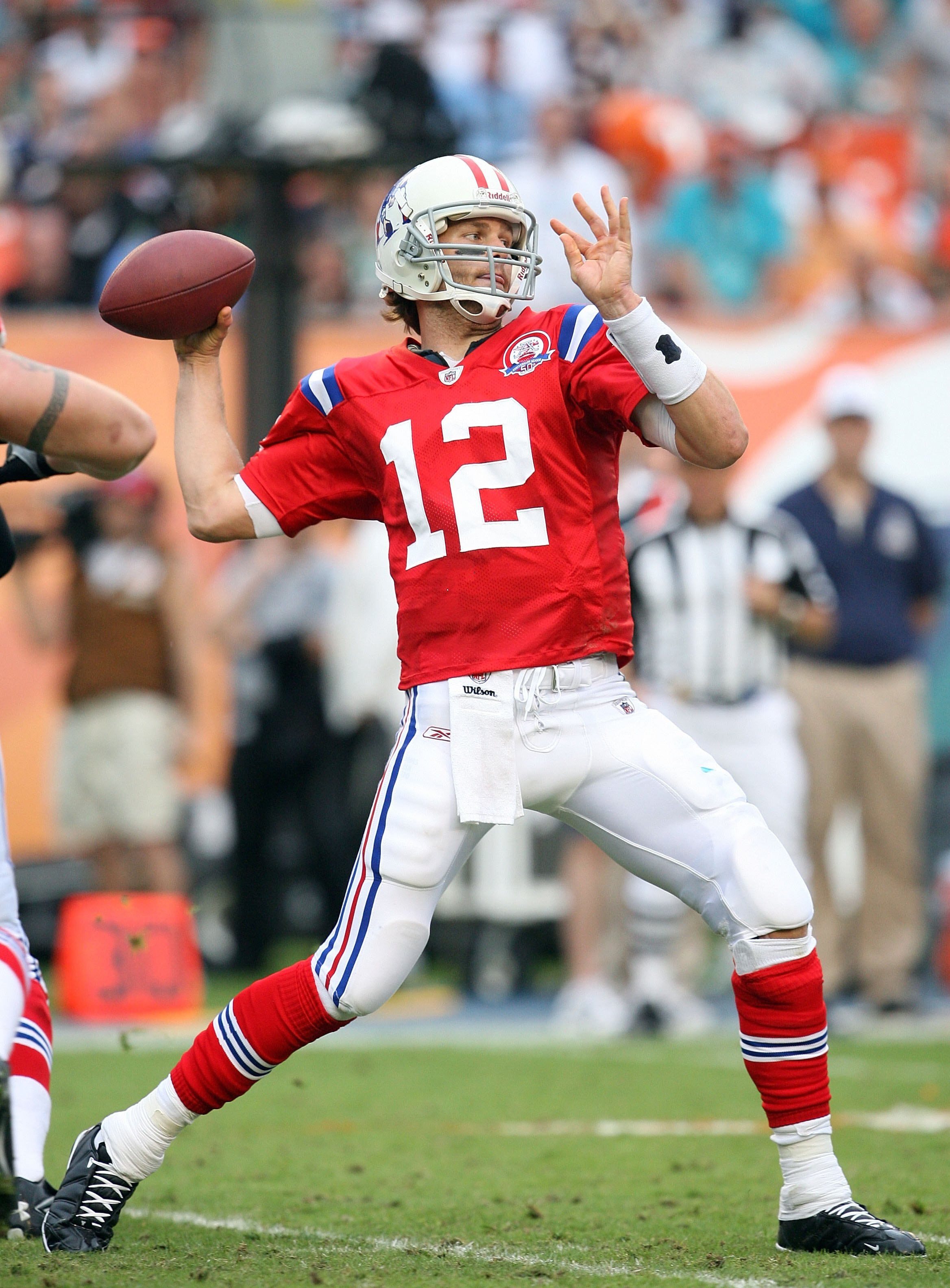 MIAMI - DECEMBER 06:  Quarterback Tom Brady #12 of the New England Patriots throws a pass against the Miami Dolphins at Land Shark Stadium on December 6, 2009 in Miami, Florida. The Dolphins defeated the Patriots 22-21.  (Photo by Doug Benc/Getty Images)