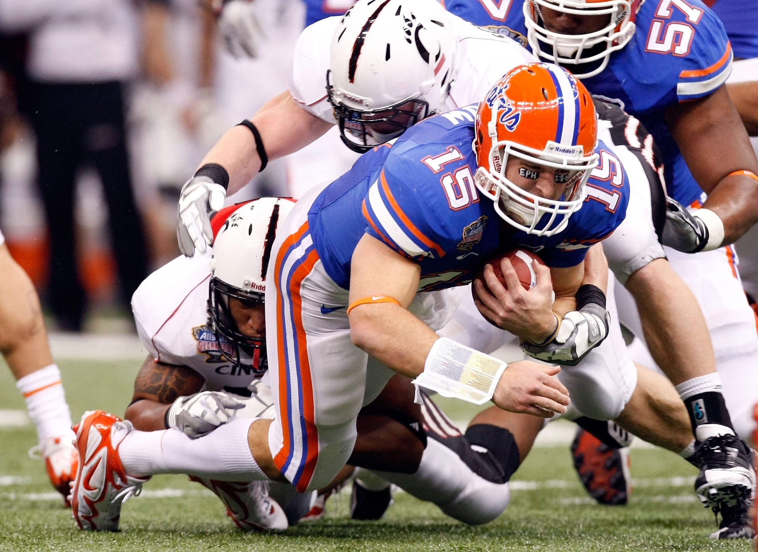 NEW ORLEANS - JANUARY 01:  Quarterback Tim Tebow #15 of the Florida Gators runs for a first down on 4th downs against the Cincinnati Bearcats during the Allstate Sugar Bowl at the Louisana Superdome on January 1, 2010 in New Orleans, Louisiana.  (Photo by