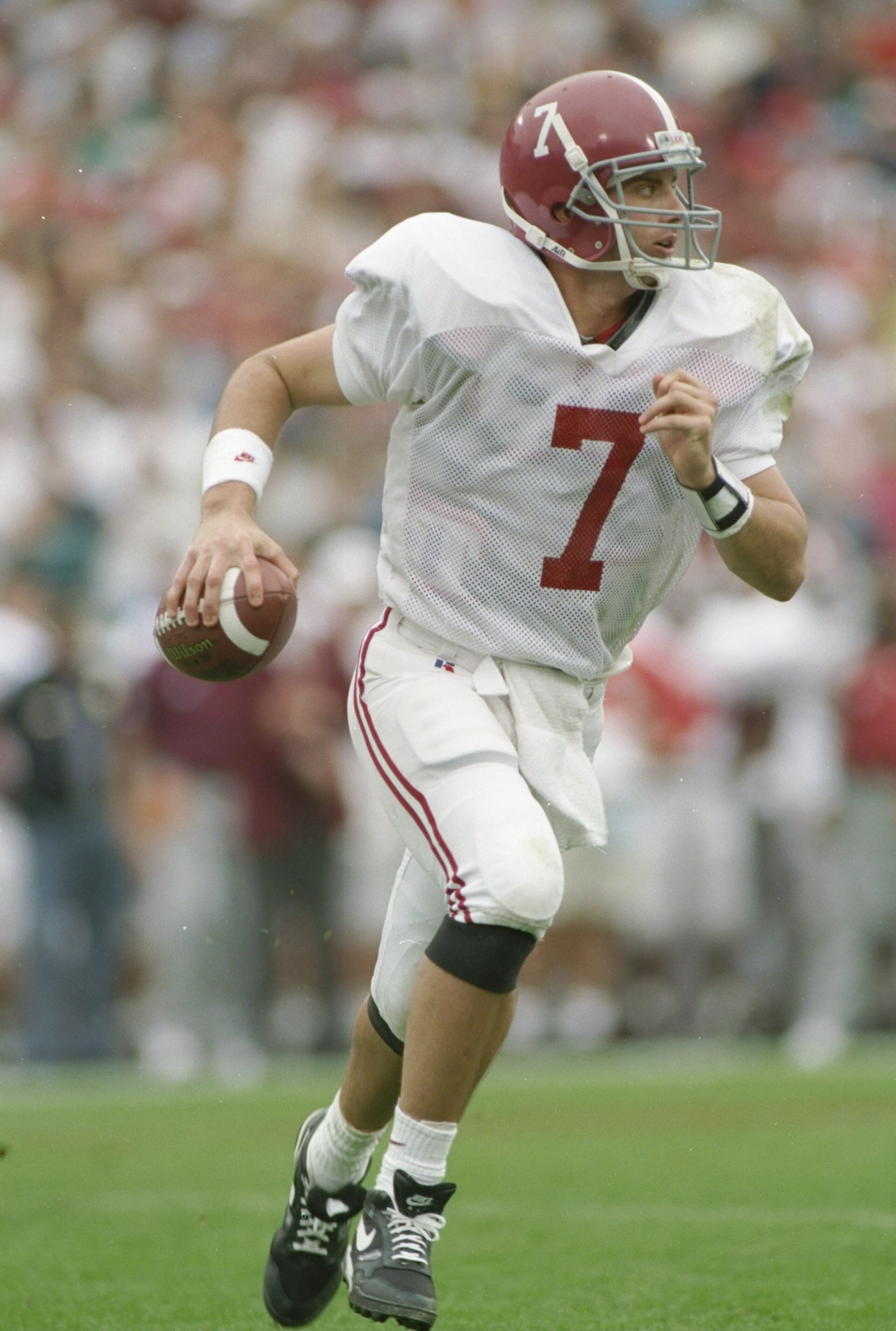 2 Jan 1995: Quarterback Jay Barker of the Alabama Crimson Tide runs down the field during a game against the Ohio State Buckeyes in Orlando, Florida. Alabama won the game 24-17.