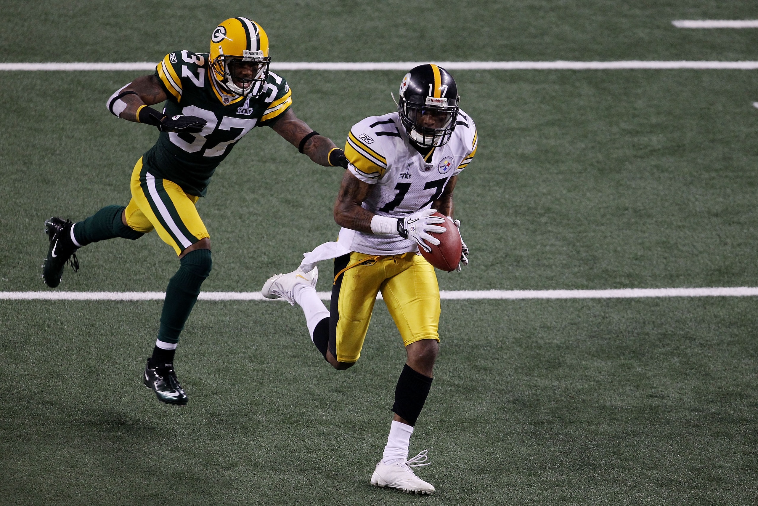 ARLINGTON, TX - FEBRUARY 06:  Mike Wallace #17 of the Pittsburgh Steelers runs for 25 yard touchdown after catching a pass against Sam Shields #37 of the Green Bay Packers during the fourth quarter of Super Bowl XLV at Cowboys Stadium on February 6, 2011