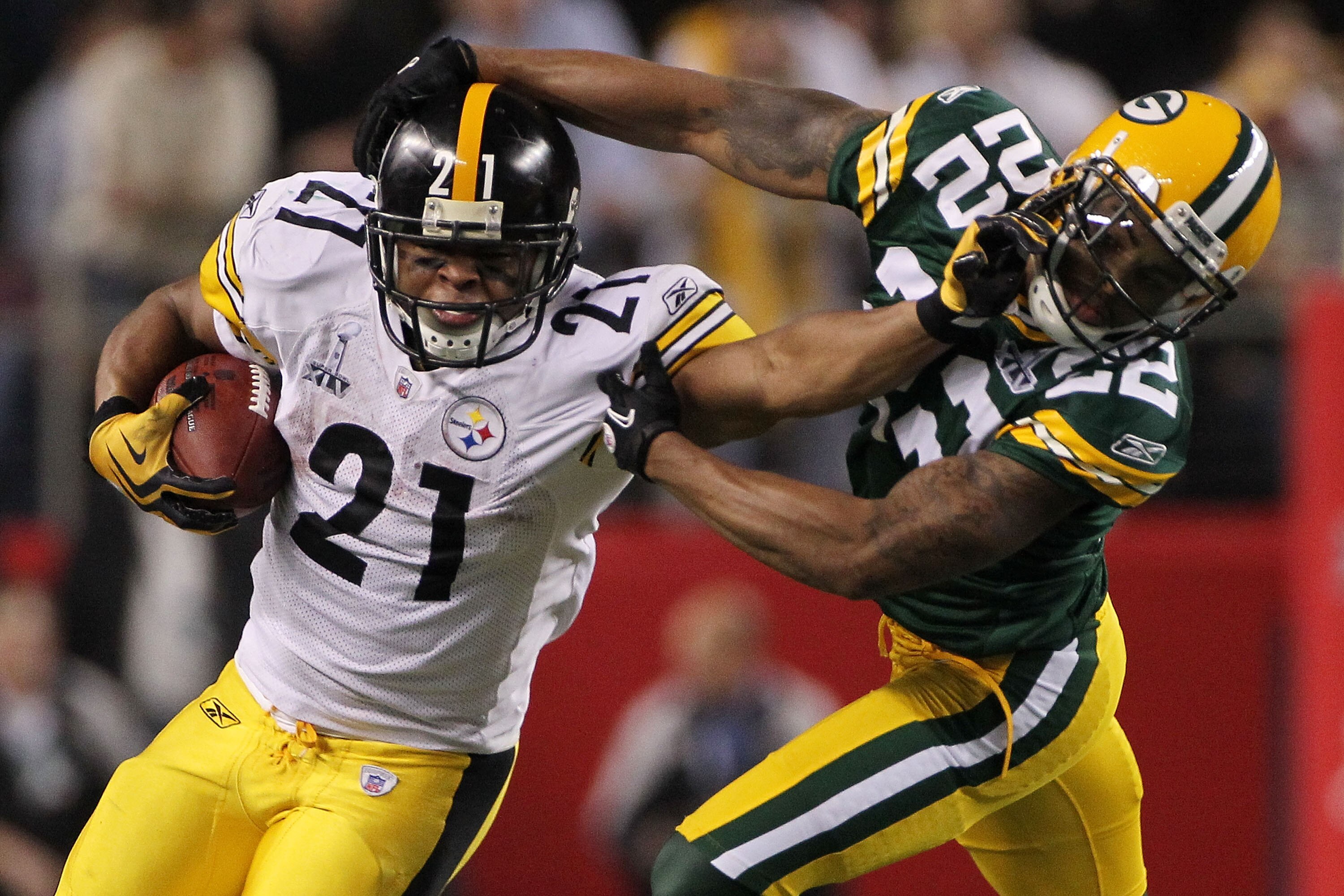 ARLINGTON, TX - FEBRUARY 06:  Mewelde Moore #21 of the Pittsburgh Steelers avoids a tackle by Pat Lee #22 of the Green Bay Packers during the fourth quarter of Super Bowl XLV at Cowboys Stadium on February 6, 2011 in Arlington, Texas.  (Photo by Doug Pens
