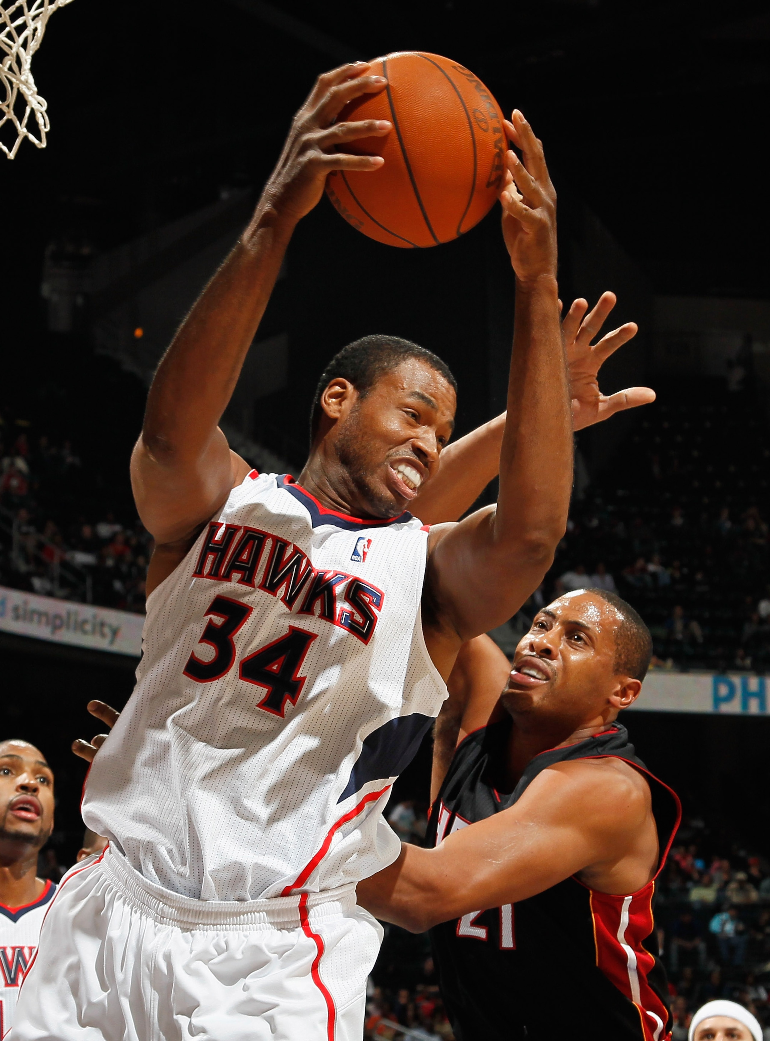 ATLANTA - OCTOBER 21:  Jason Collins #34 of the Atlanta Hawks against Jamaal Magloire #21 of the Miami Heat at Philips Arena on October 21, 2010 in Atlanta, Georgia.  (Photo by Kevin C. Cox/Getty Images)