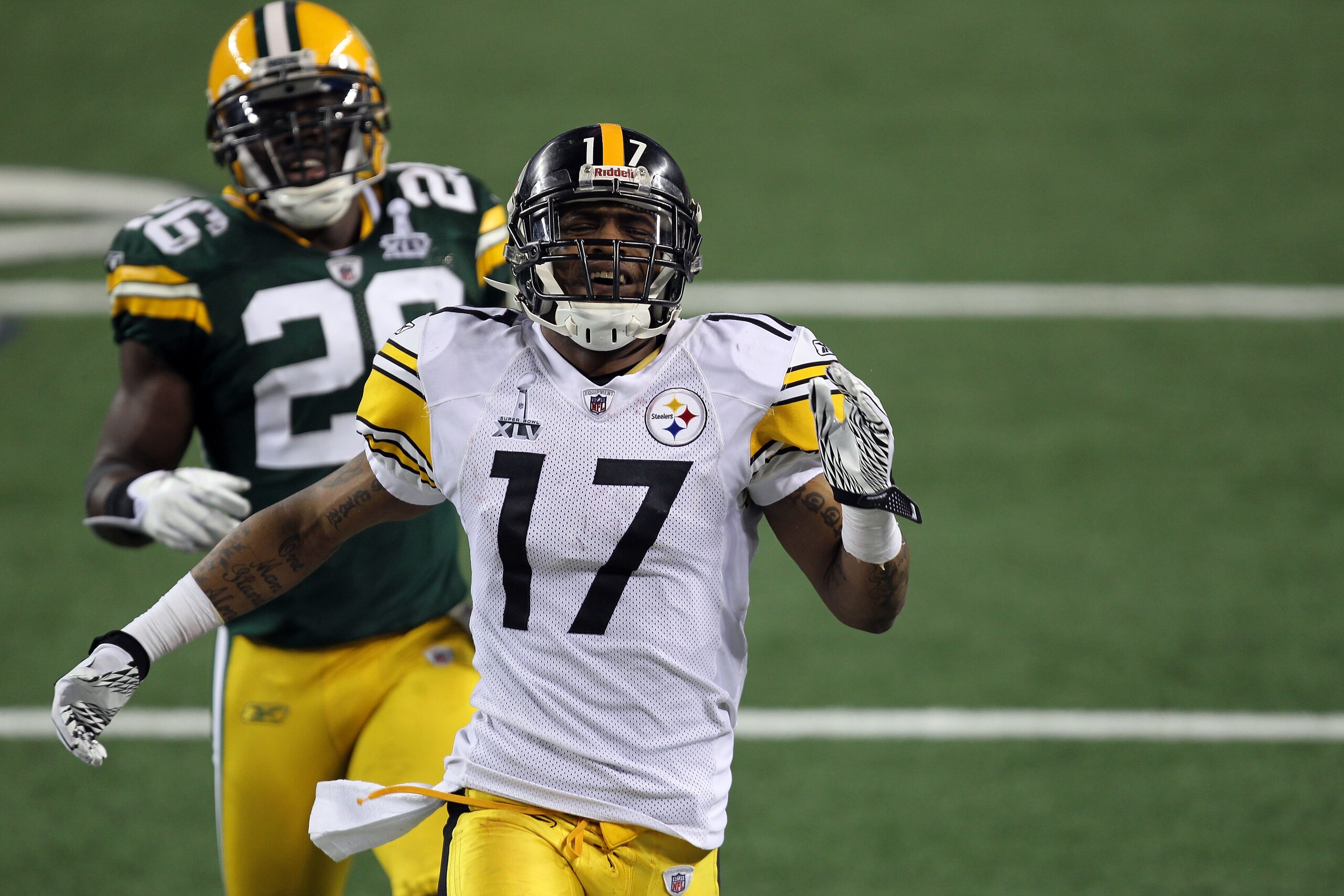 ARLINGTON, TX - FEBRUARY 06: Mike Wallace #17 of the Pittsburgh Steelers reacts after missing a catch as Charlie Peprah #26 of the Green Bay Packers defends during Super Bowl XLV at Cowboys Stadium on February 6, 2011 in Arlington, Texas.  (Photo by Mike