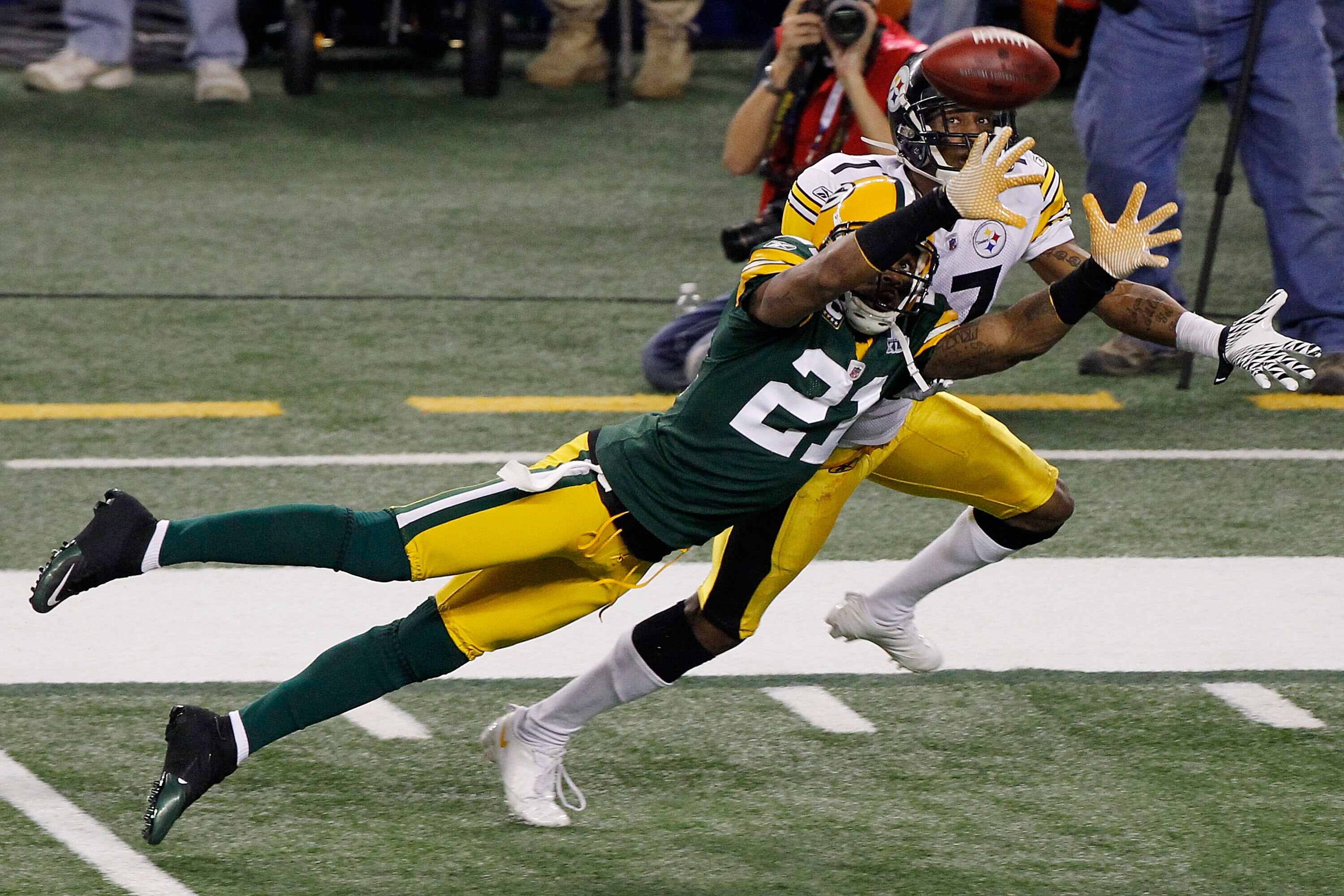 ARLINGTON, TX - FEBRUARY 06:  Charles Woodson #21 of the Green Bay Packers breaks up a pass intended for Mike Wallace #17 of the Pittsburgh Steelers during the second quarter of Super Bowl XLV at Cowboys Stadium on February 6, 2011 in Arlington, Texas.  (