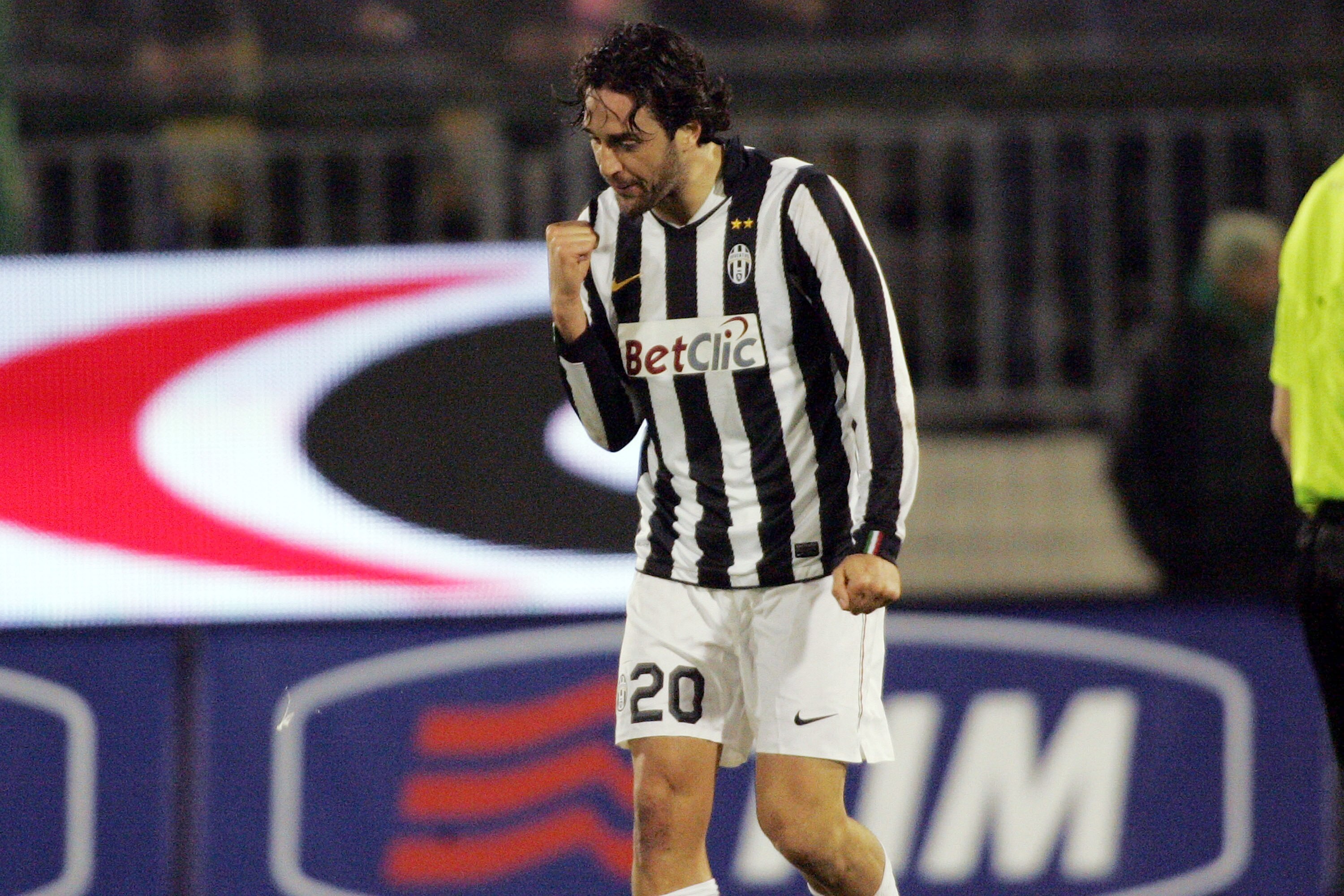 CAGLIARI, ITALY - FEBRUARY 05:  Luca Toni of Juventus celebrated the goal during the Serie A match between Cagliari Calcio and Juventus FC at Stadio Sant'Elia on February 5, 2011 in Cagliari, Italy.  (Photo by Enrico Locci/Getty Images)