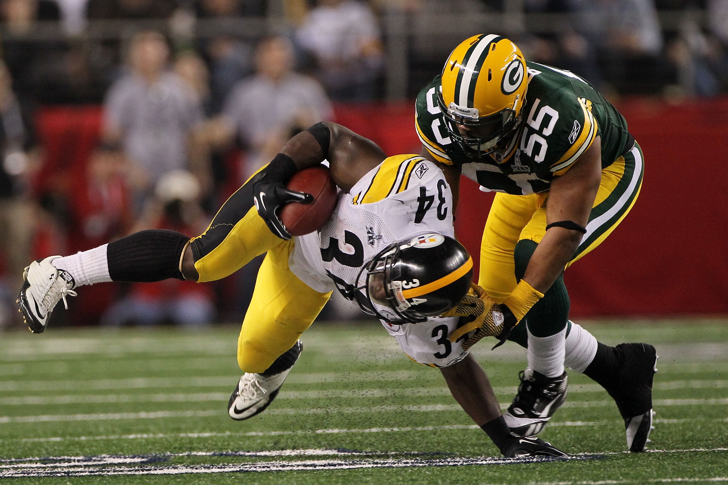 ARLINGTON, TX - FEBRUARY 06:  Rashard Mendenhall #34 of the Pittsburgh Steelers runs down field against Desmond Bishop #55 of the Green Bay Packers during the second quarter of Super Bowl XLV at Cowboys Stadium on February 6, 2011 in Arlington, Texas.  (P
