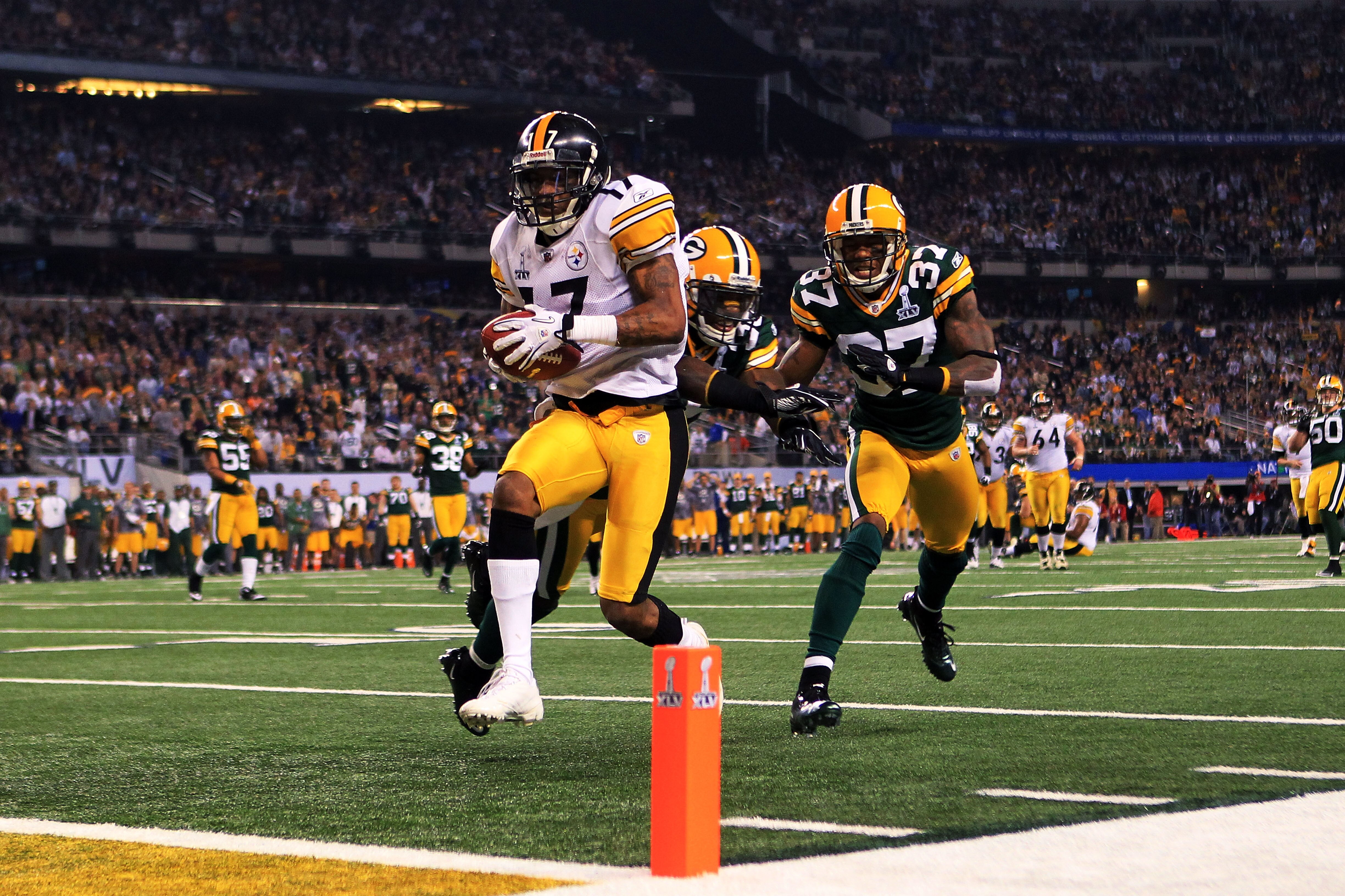 ARLINGTON, TX - FEBRUARY 06:  Mike Wallace #17 of the Pittsburgh Steelers runs for 25 yard touchdown after catching a pass against Sam Shields #37 of the Green Bay Packers during the fourth quarter of Super Bowl XLV at Cowboys Stadium on February 6, 2011