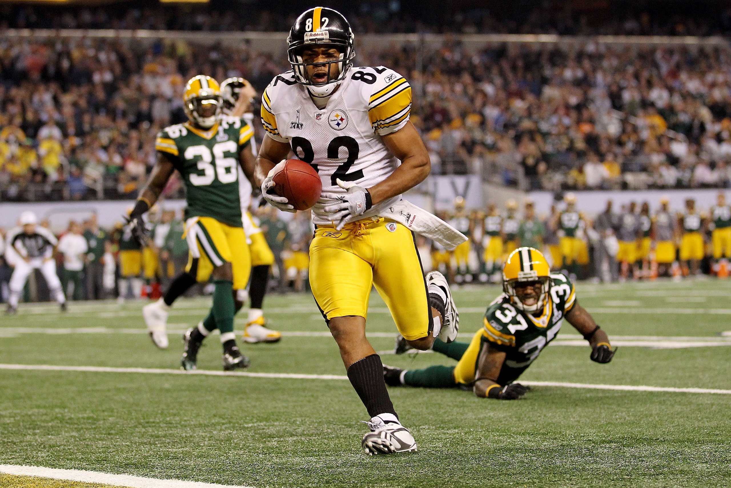 ARLINGTON, TX - FEBRUARY 06:  Antwaan Randle El #82 of the Pittsburgh Steelers scores a two point conversion against the Green Bay Packers in the fourth quarter during Super Bowl XLV at Cowboys Stadium on February 6, 2011 in Arlington, Texas.  (Photo by R