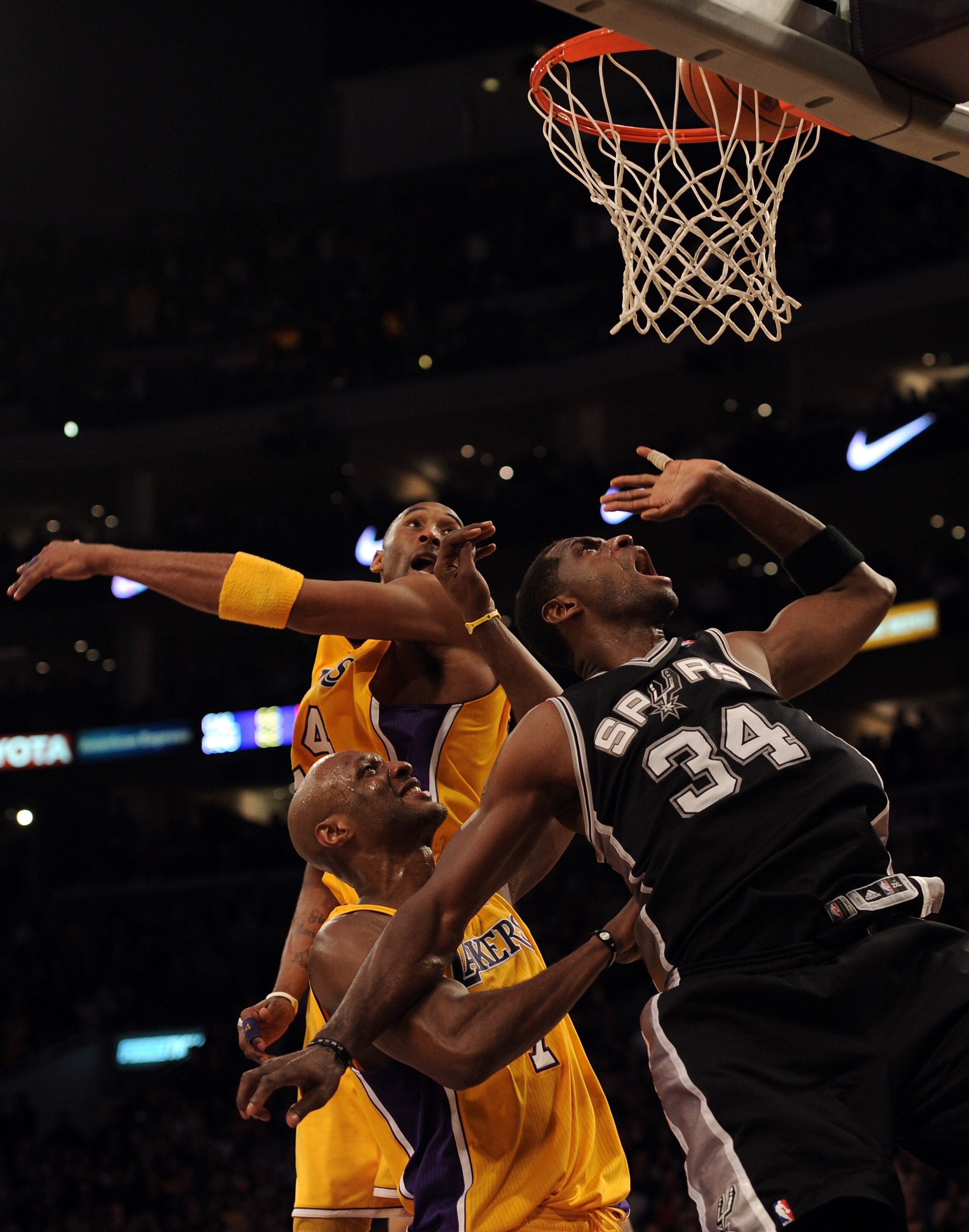 LOS ANGELES, CA - FEBRUARY 03:  Antonio McDyess #34 of the San Antonio Spurs watches his tip in for the winning basket with less than one second on the clock in front of Lamar Odum #7 and Kobe Bryant #24 of the Los Angeles Lakers for a 89-88 win during th