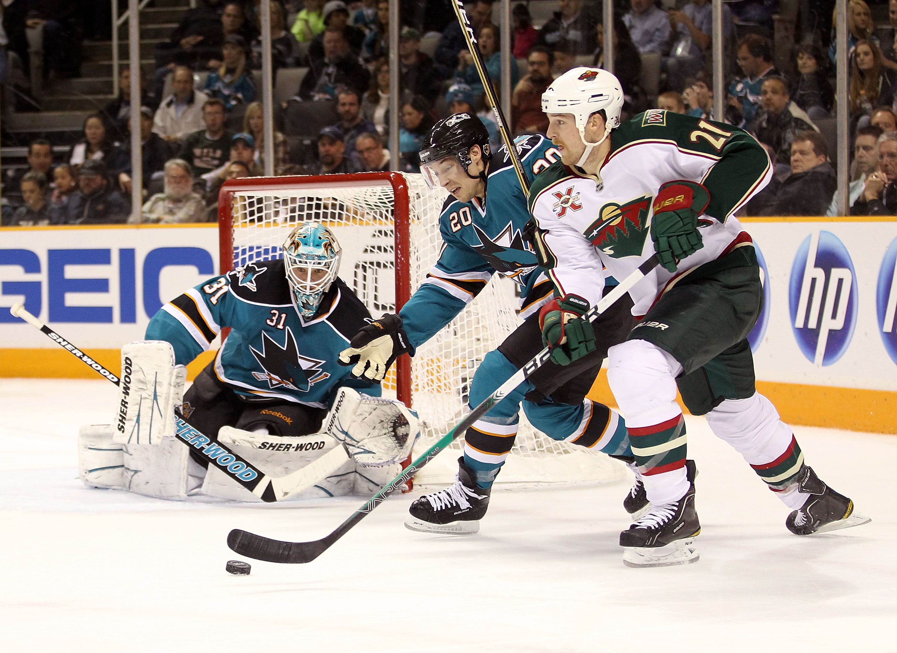 SAN JOSE, CA - JANUARY 22:  Antti Niemi #31 and Kyle Wellwood #20 of the San Jose Sharks defend against Kyle Brodziak #21 of the Minnesota Wild at HP Pavilion on January 22, 2011 in San Jose, California.  (Photo by Ezra Shaw/Getty Images)