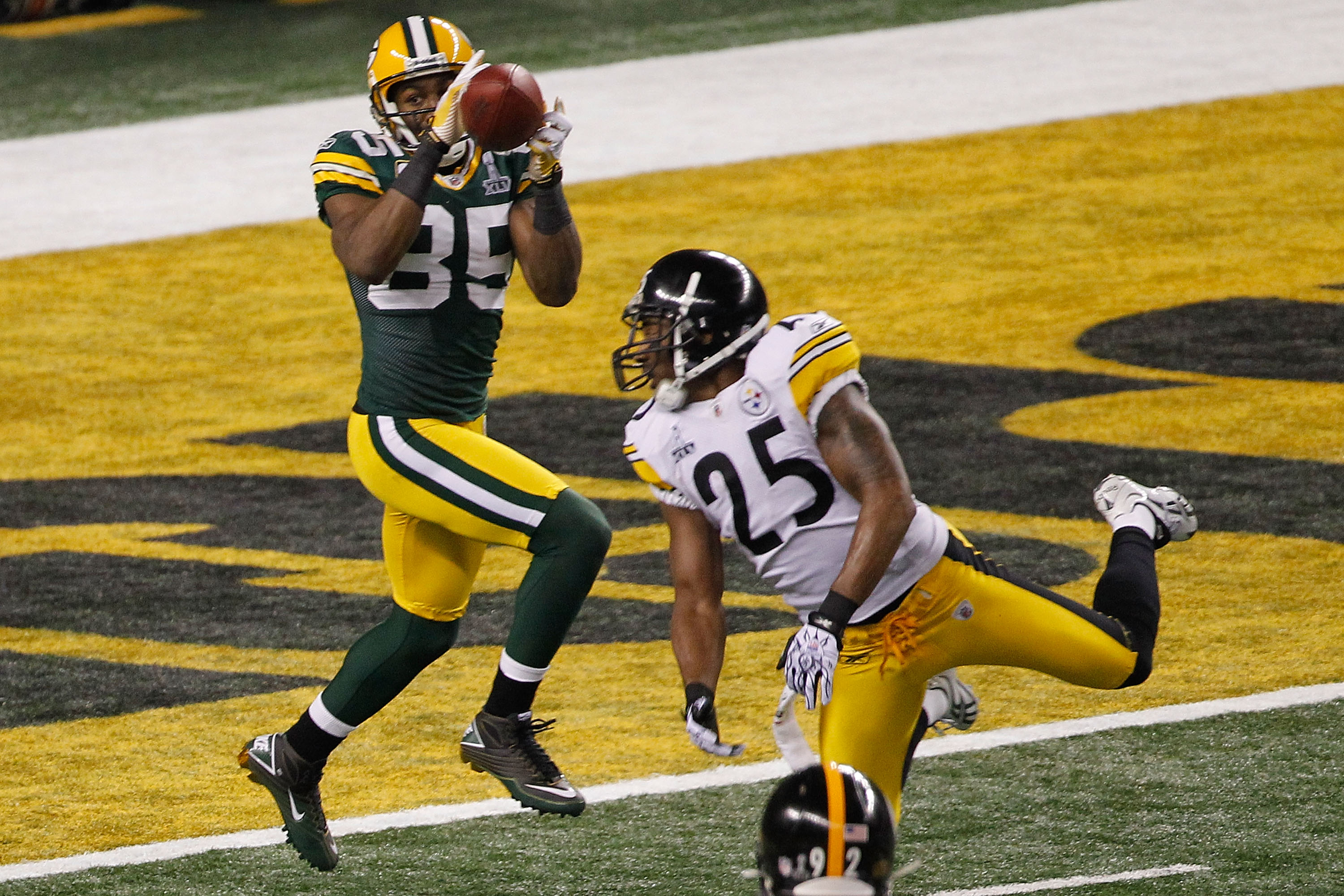 ARLINGTON, TX - FEBRUARY 06:  Greg Jennings #85 of the Green Bay Packers catches a 21 yard touchdown pass against the Pittsburgh Steelers during the second quarter of Super Bowl XLV at Cowboys Stadium on February 6, 2011 in Arlington, Texas.  (Photo by Jo