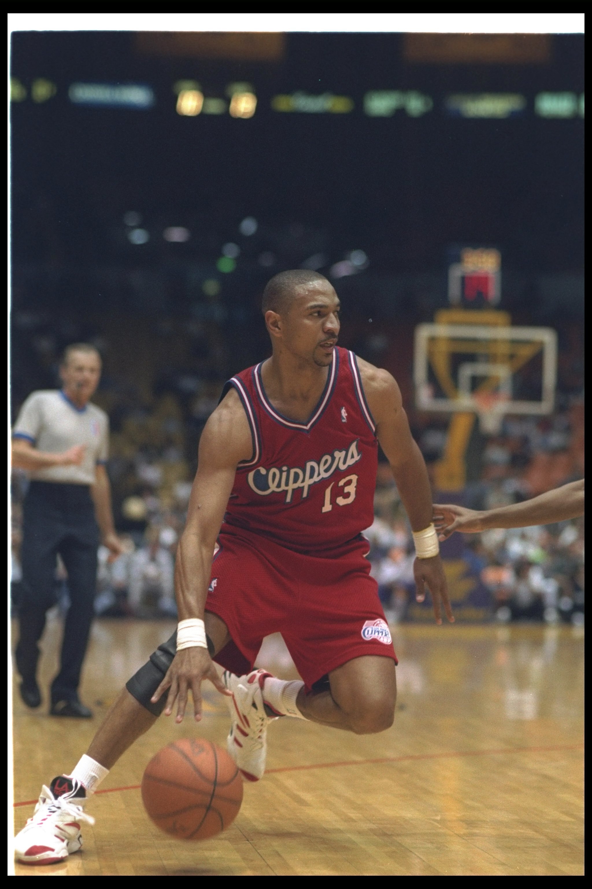 15 Feb 1994:  Guard Mark Jackson of the Los Angeles Clippers moves the ball during a game against the Los Angeles Lakers at the Great Western Forum in Inglewood, California.  The Clippers won the game, 100-89. Mandatory Credit: J. D. Cuban  /Allsport