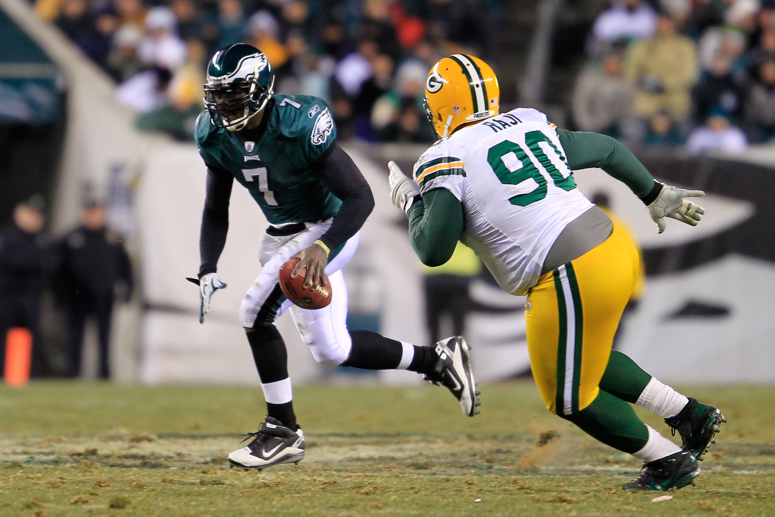 PHILADELPHIA, PA - JANUARY 09: Michael Vick #7 of the Philadelphia Eagles scrtambles against B.J. Raji #90 of the Green Bay Packers during the 2011 NFC wild card playoff game at Lincoln Financial Field on January 9, 2011 in Philadelphia, Pennsylvania. ( PHILADELPHIA, PA - JANUARY 09: Michael Vick #7 of the Philadelphia Eagles scrtambles against B.J. Raji #90 of the Green Bay Packers during the 2011 NFC wild card playoff game at Lincoln Financial Field on January 9, 2011 in Philadelphia, Pennsylvania. (