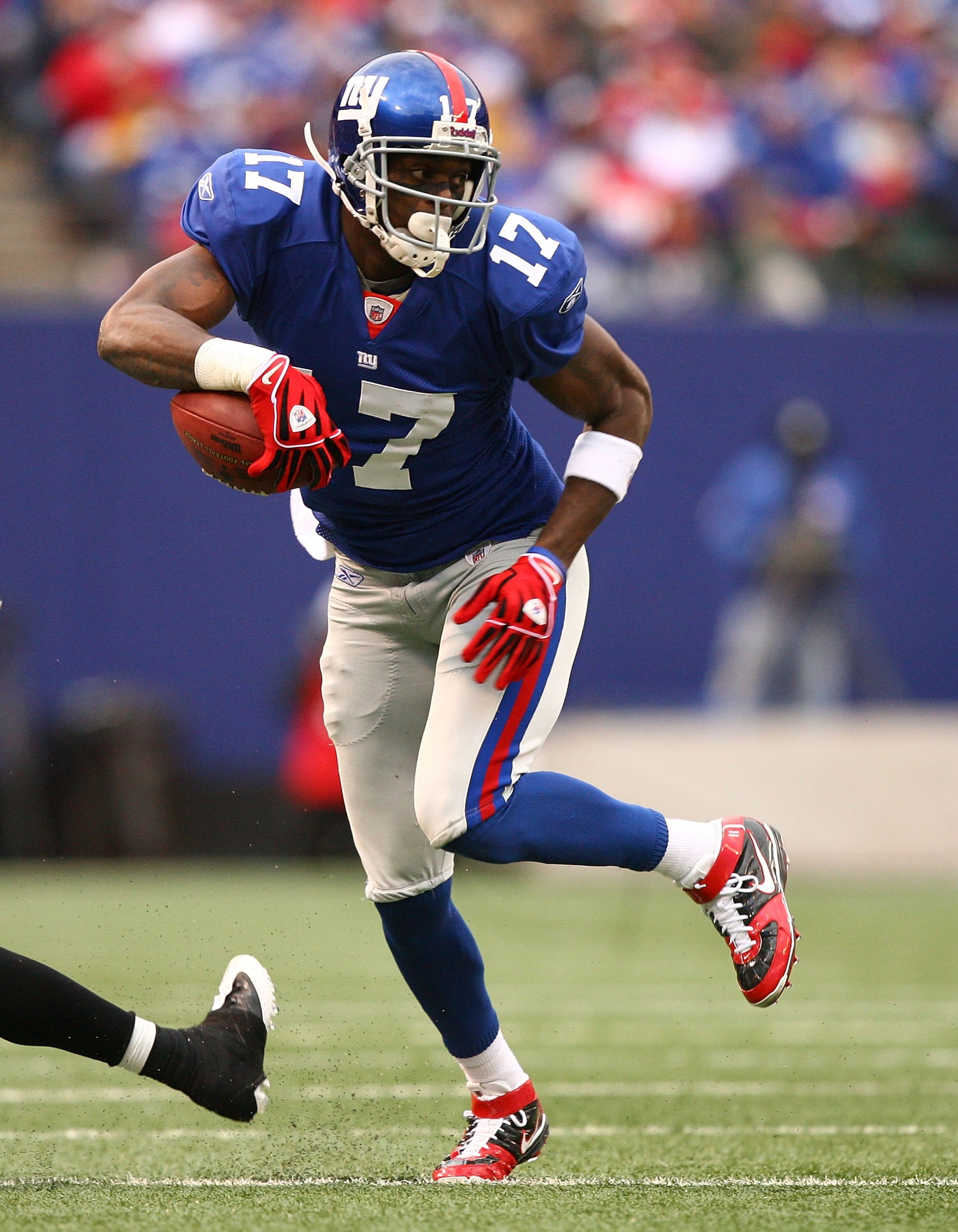 EAST RUTHERFORD, NJ - NOVEMBER 16:  Plaxico Burress #17 of the New York Giants in action against the Baltimore Ravens during their game on November 16, 2008 at Giants Stadium in East Rutherford, New Jersey.  (Photo by Al Bello/Getty Images)