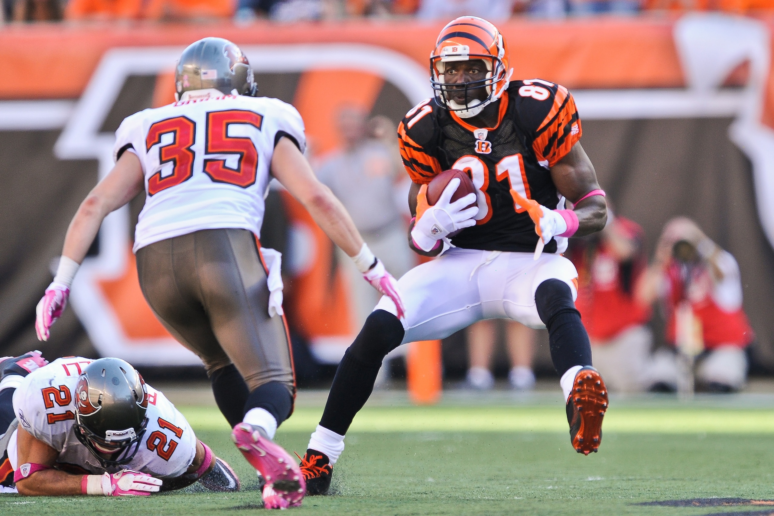 CINCINNATI, OH - OCTOBER 10: Terrell Owens #81 of the Cincinnati Bengals runs with the ball against the Tampa Bay Buccaneers at Paul Brown Stadium on October 10, 2010 in Cincinnati, Ohio. (Photo by Jamie Sabau/Getty Images) CINCINNATI, OH - OCTOBER 10: Terrell Owens #81 of the Cincinnati Bengals runs with the ball against the Tampa Bay Buccaneers at Paul Brown Stadium on October 10, 2010 in Cincinnati, Ohio. (Photo by Jamie Sabau/Getty Images)