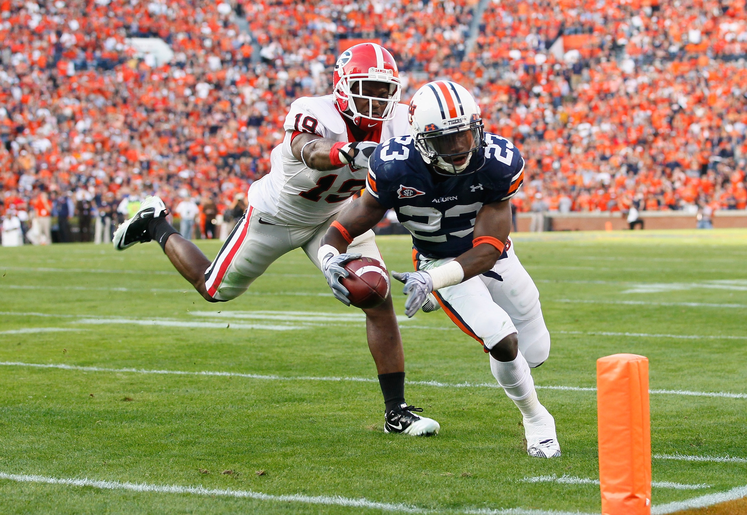 AUBURN, AL - NOVEMBER 13: Onterio McCalebb #23 of the Auburn Tigers against Sanders Commings #19 of the Georgia Bulldogs at Jordan-Hare Stadium on November 13, 2010 in Auburn, Alabama. (Photo by Kevin C. Cox/Getty Images) AUBURN, AL - NOVEMBER 13: Onterio McCalebb #23 of the Auburn Tigers against Sanders Commings #19 of the Georgia Bulldogs at Jordan-Hare Stadium on November 13, 2010 in Auburn, Alabama. (Photo by Kevin C. Cox/Getty Images)