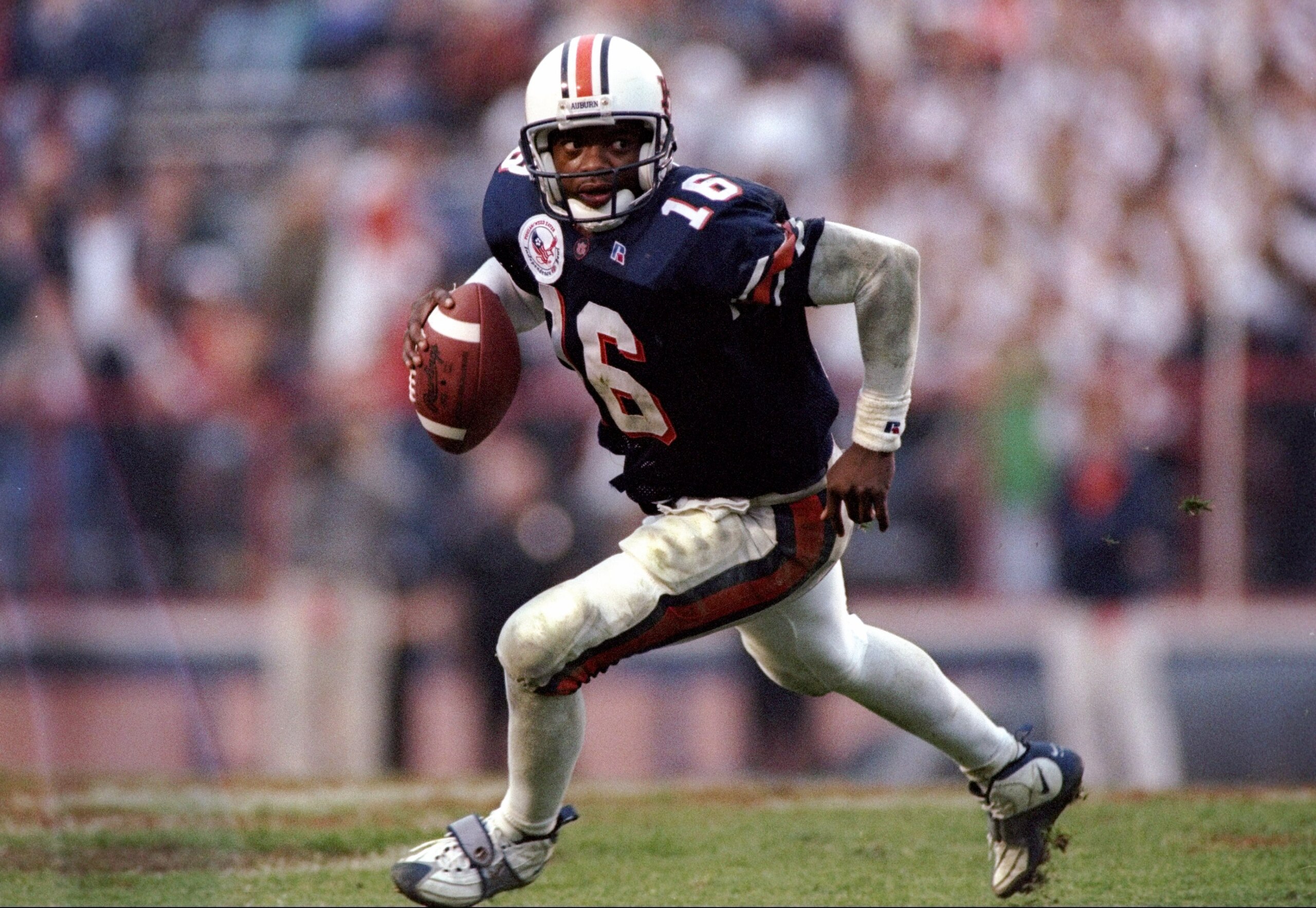 31 Dec 1996: Quarterback Dameyune Craig of the Auburn Tigers moves the ball during the Independence Bowl against the Army Cadets in Shreveport, Louisiana. Auburn won the game, 32-29. Mandatory Credit: Brian Bahr /Allsport 31 Dec 1996: Quarterback Dameyune Craig of the Auburn Tigers moves the ball during the Independence Bowl against the Army Cadets in Shreveport, Louisiana. Auburn won the game, 32-29. Mandatory Credit: Brian Bahr /Allsport