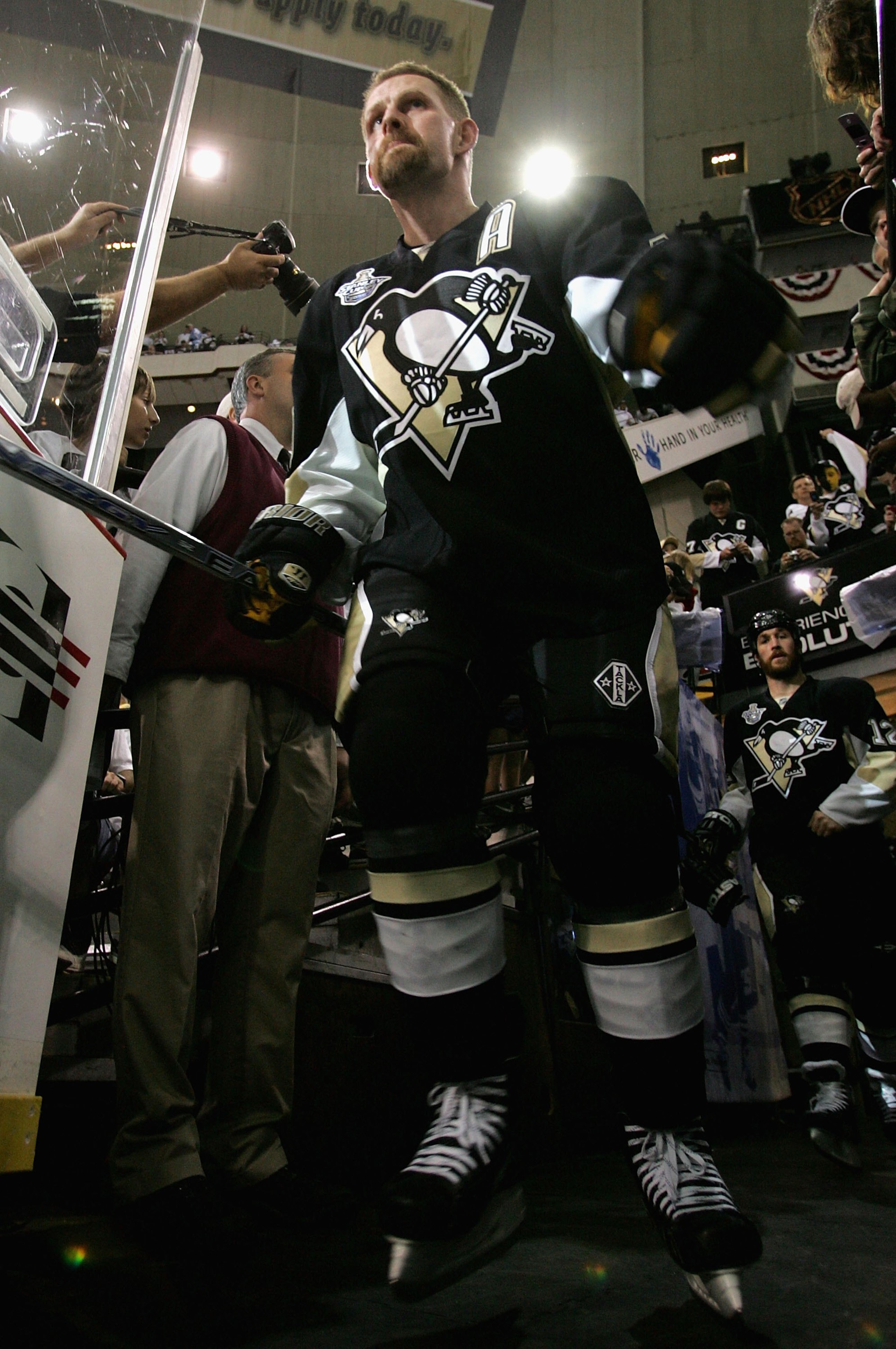 PITTSBURGH - MAY 31:  Gary Roberts #10 of the Pittsburgh Penguins runs out to the ice before the start of game four of the 2008 NHL Stanley Cup Finals against the Detroit Red Wings at Mellon Arena on May 31, 2008 in Pittsburgh. Pennsylvania. The Red Wings