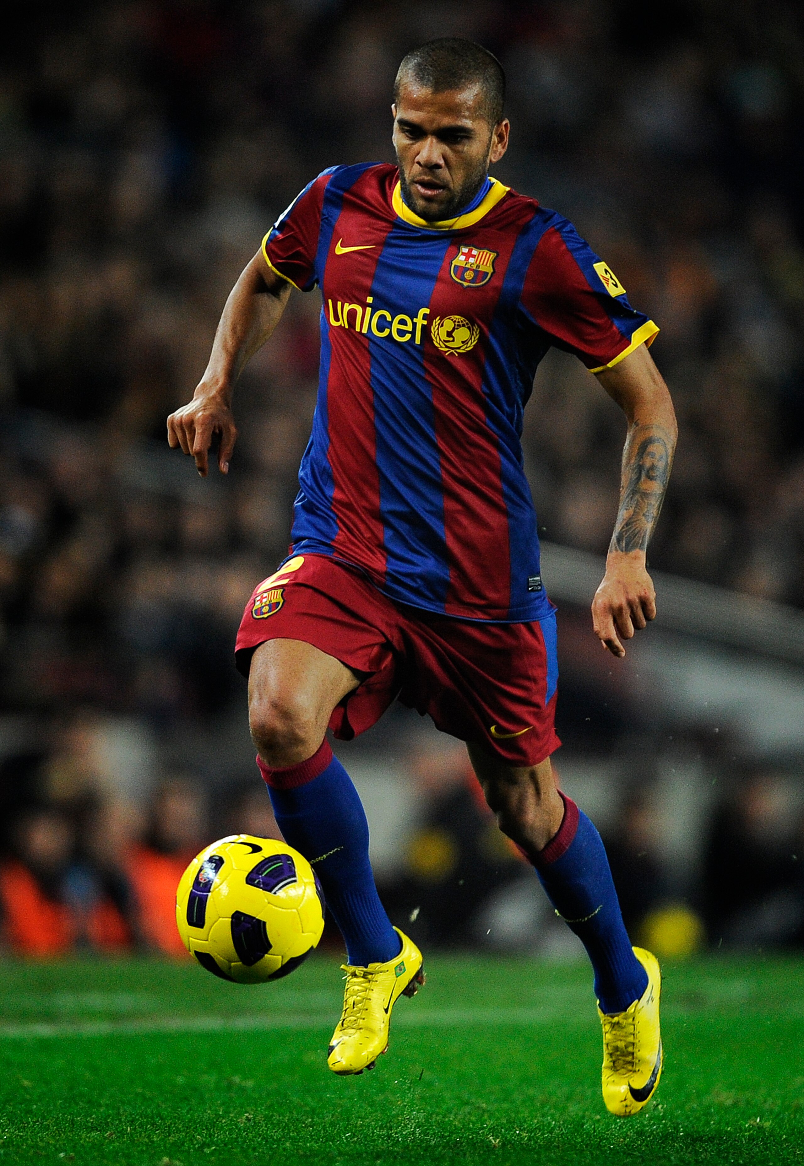 BARCELONA, SPAIN - JANUARY 02: Dani Alves of Barcelona runs with the ball during the La Liga match between Barcelona and Levante UD at Camp Nou on January 2, 2011 in Barcelona, Spain. Barcelona won 2-1.  (Photo by David Ramos/Getty Images)