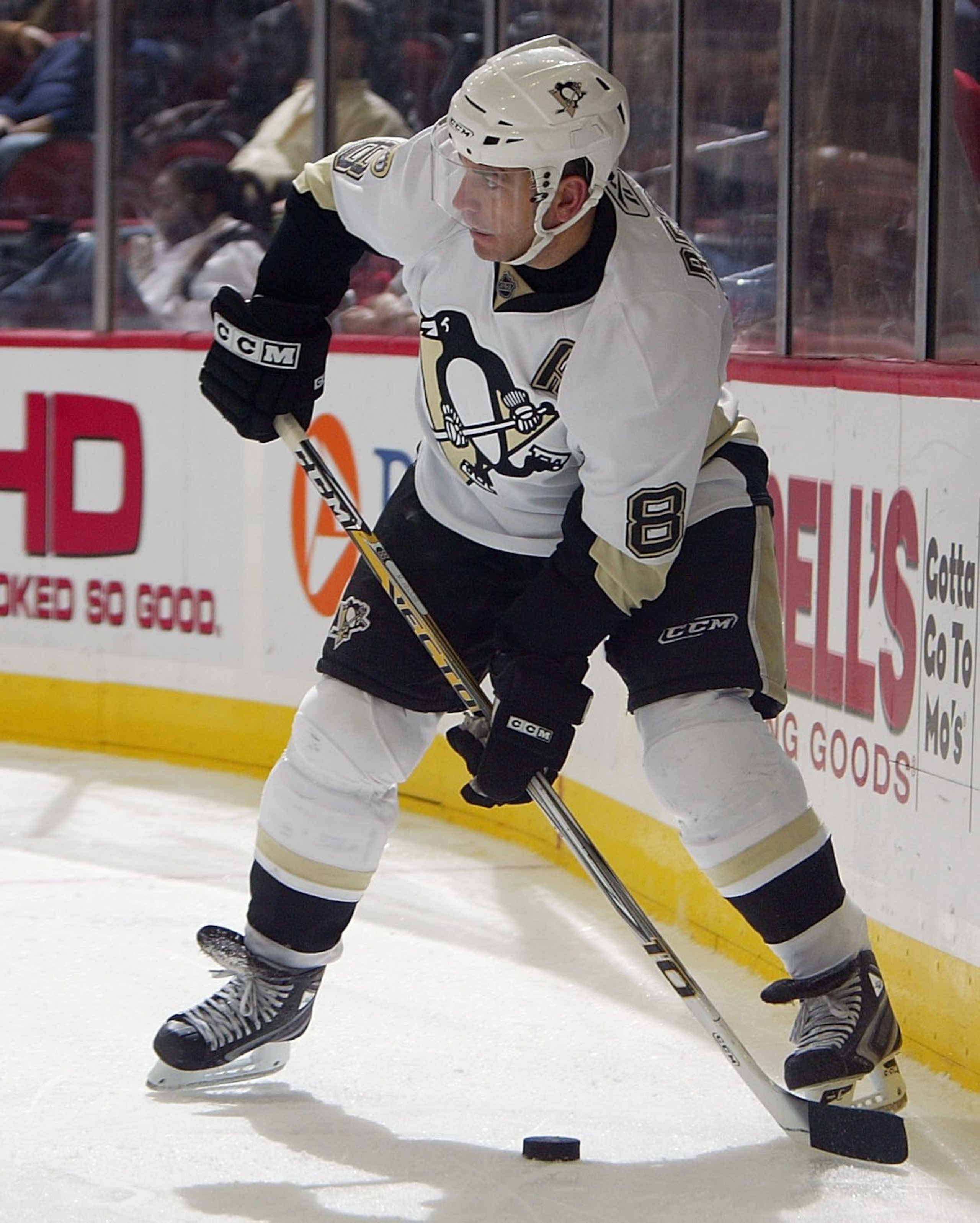 NEWARK, NJ - NOVEMBER 5: Mark Recchi #8of the Pittsburgh Penguins skates against the New Jersey Devils at the Prudential Center November 5, 2007 in Newark, New Jersey. (Photo by Jim McIsaac/Getty Images)
