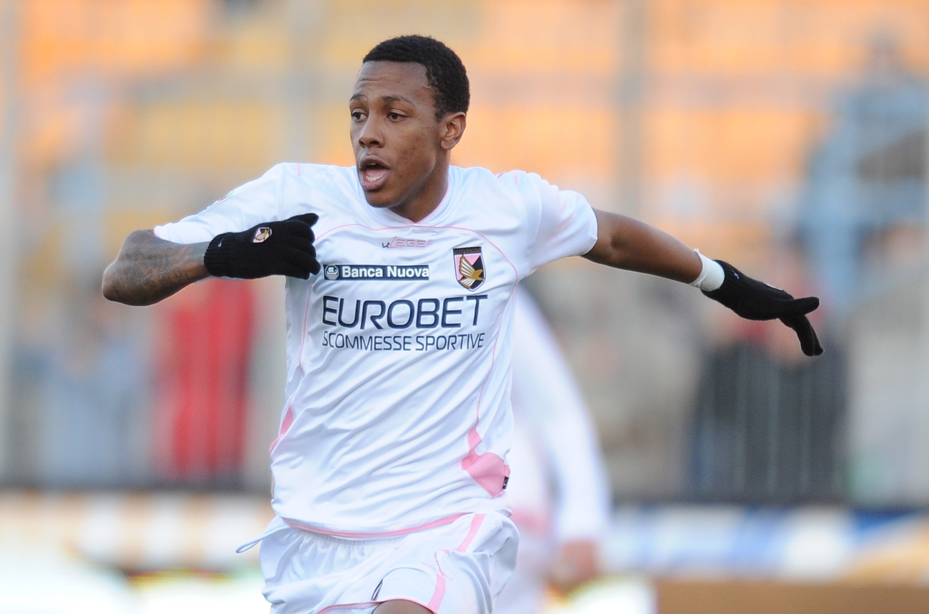 LECCE, ITALY - FEBRUARY 06:  Abel Hernandez of Palermo in action during the Serie A match between US Lecce and US Citta di Palermo at Stadio Via del Mare on February 6, 2011 in Lecce, Italy.  (Photo by Tullio M. Puglia/Getty Images)