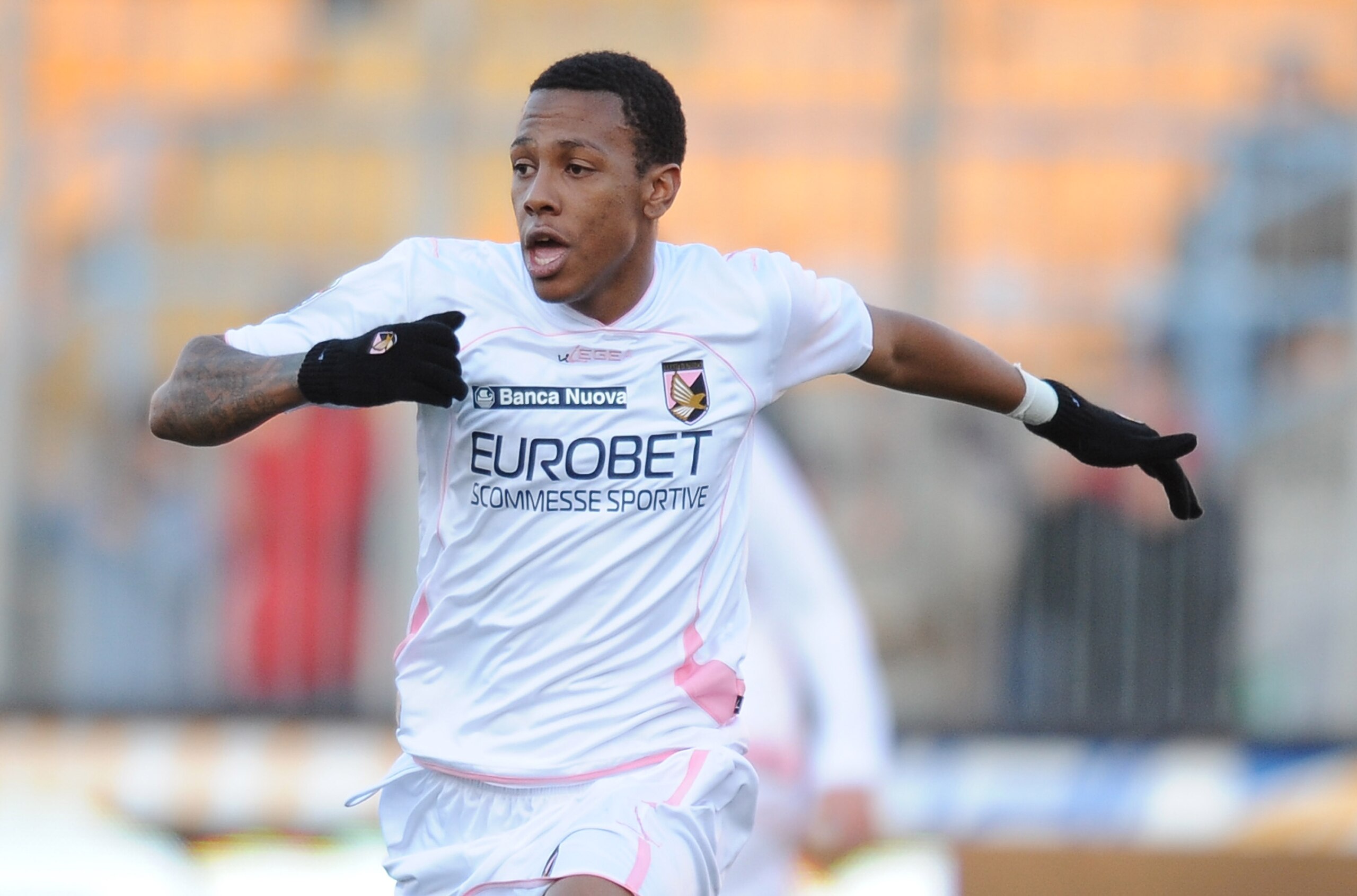 LECCE, ITALY - FEBRUARY 06:  Abel Hernandez of Palermo in action during the Serie A match between US Lecce and US Citta di Palermo at Stadio Via del Mare on February 6, 2011 in Lecce, Italy.  (Photo by Tullio M. Puglia/Getty Images)