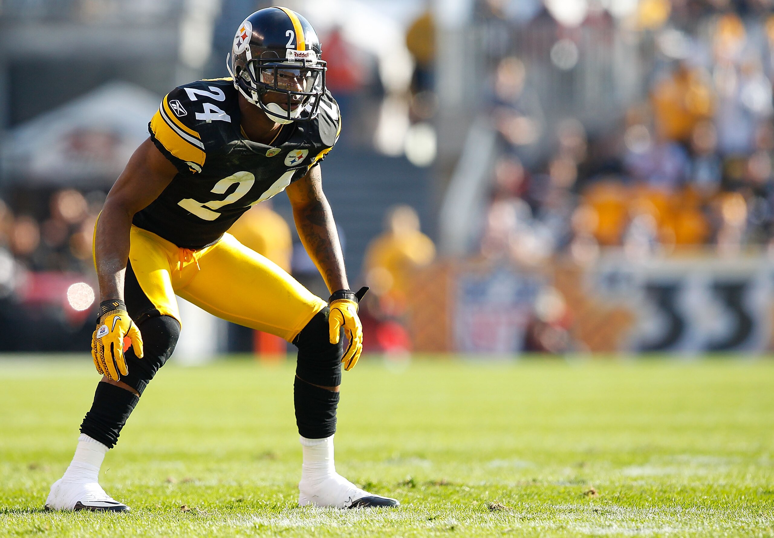 PITTSBURGH, PA - NOVEMBER 21:  Ike Taylor #24 of the Pittsburgh Steelers lines up prior to the snap during the game against the Oakland Raiders on November 21, 2010 at Heinz Field in Pittsburgh, Pennsylvania.  (Photo by Jared Wickerham/Getty Images)