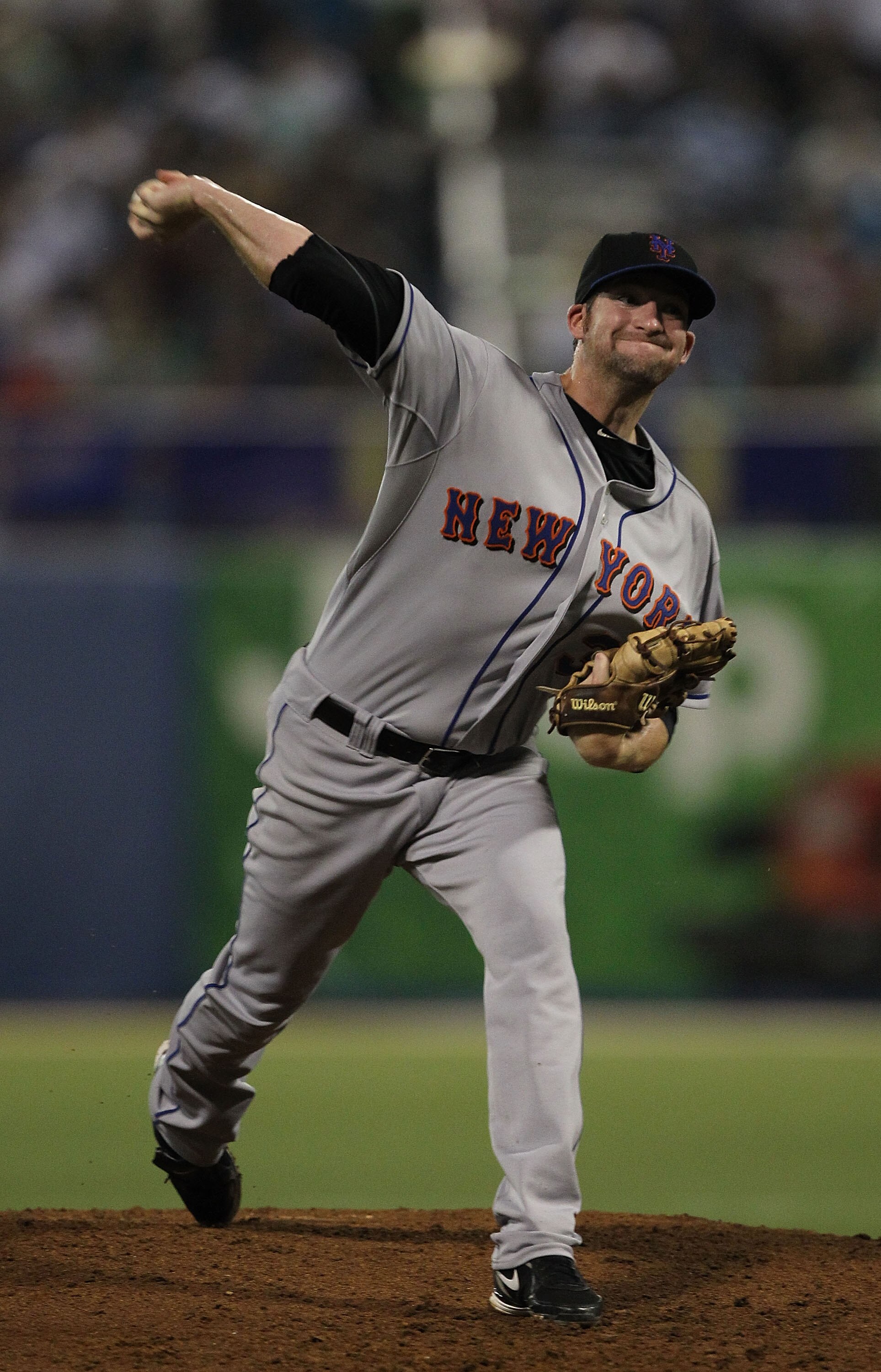 SAN JUAN, PUERTO RICO - JUNE 30:  Bobby Parnell #39 of the New York Mets in action against  the Florida Marlins  during their game at Hiram Bithorn Stadium on June 30, 2010 in San Juan, Puerto Rico.  (Photo by Al Bello/Getty Images)