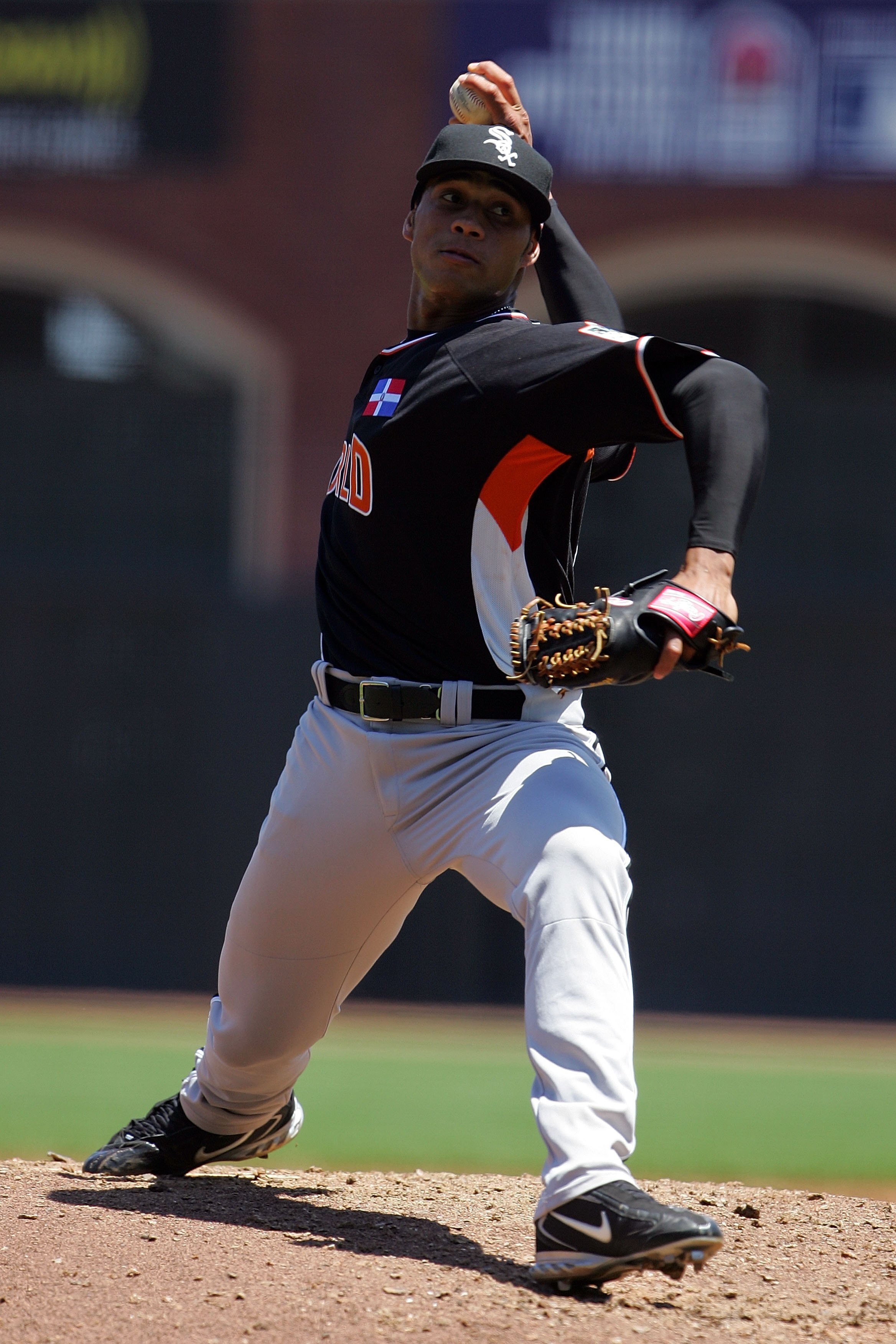 SAN FRANCISCO - JULY 08:  World Team All-Star Fautino de los Santos of the Chicago White Sox pitches during the XM Satellite Radio All-Star Futures Game at AT&T Park on July 8, 2007 in San Francisco, California.  (Photo by Jeff Gross/Getty Images)