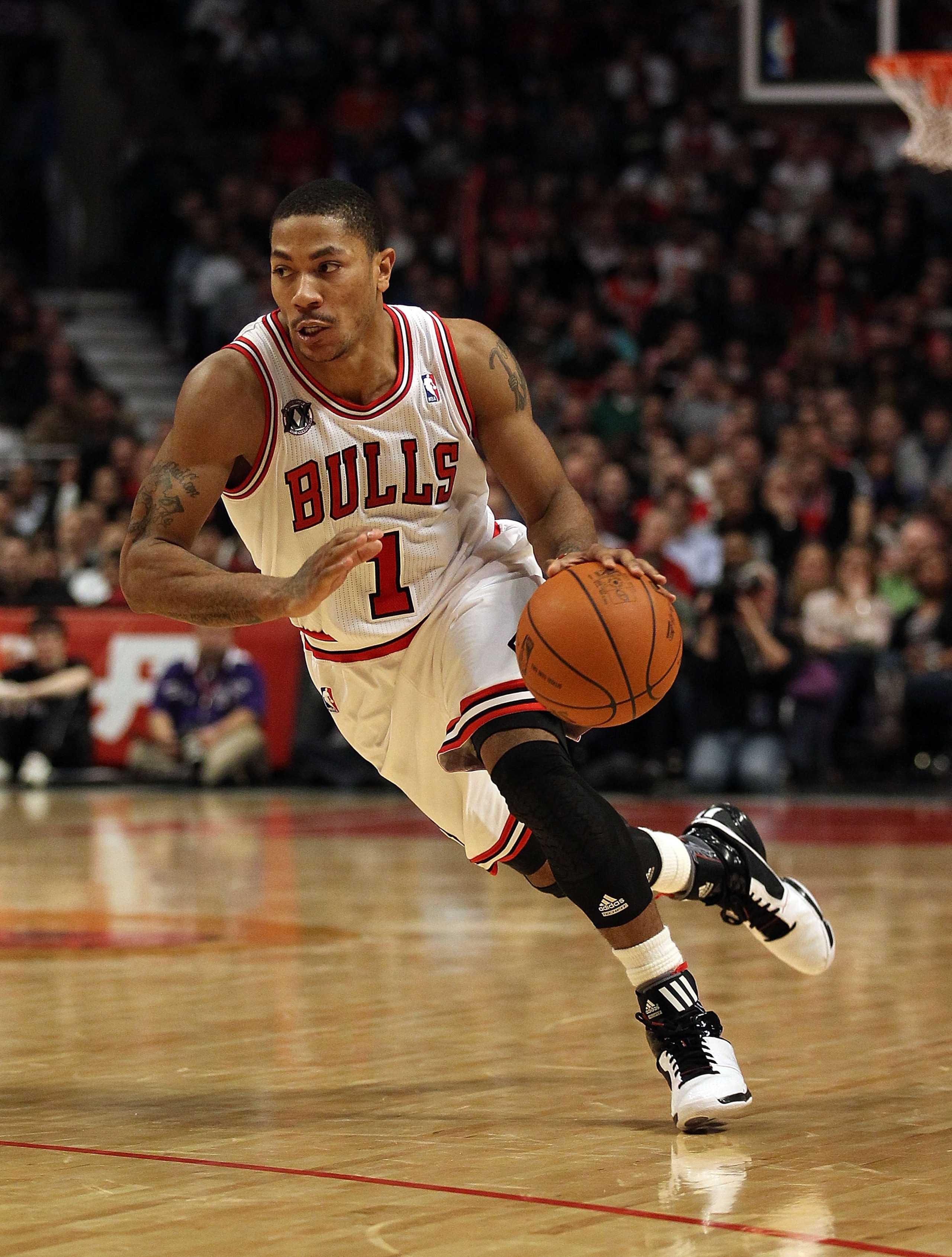 CHICAGO, IL - JANUARY 28: Derrick Rose #1 of the Chicago Bulls drives against the Orlando Magic at the United Center on January 28, 2011 in Chicago, Illinois. The Bulls defeated the Magic 99-90. NOTE TO USER: User expressly acknowledges and agrees that, b