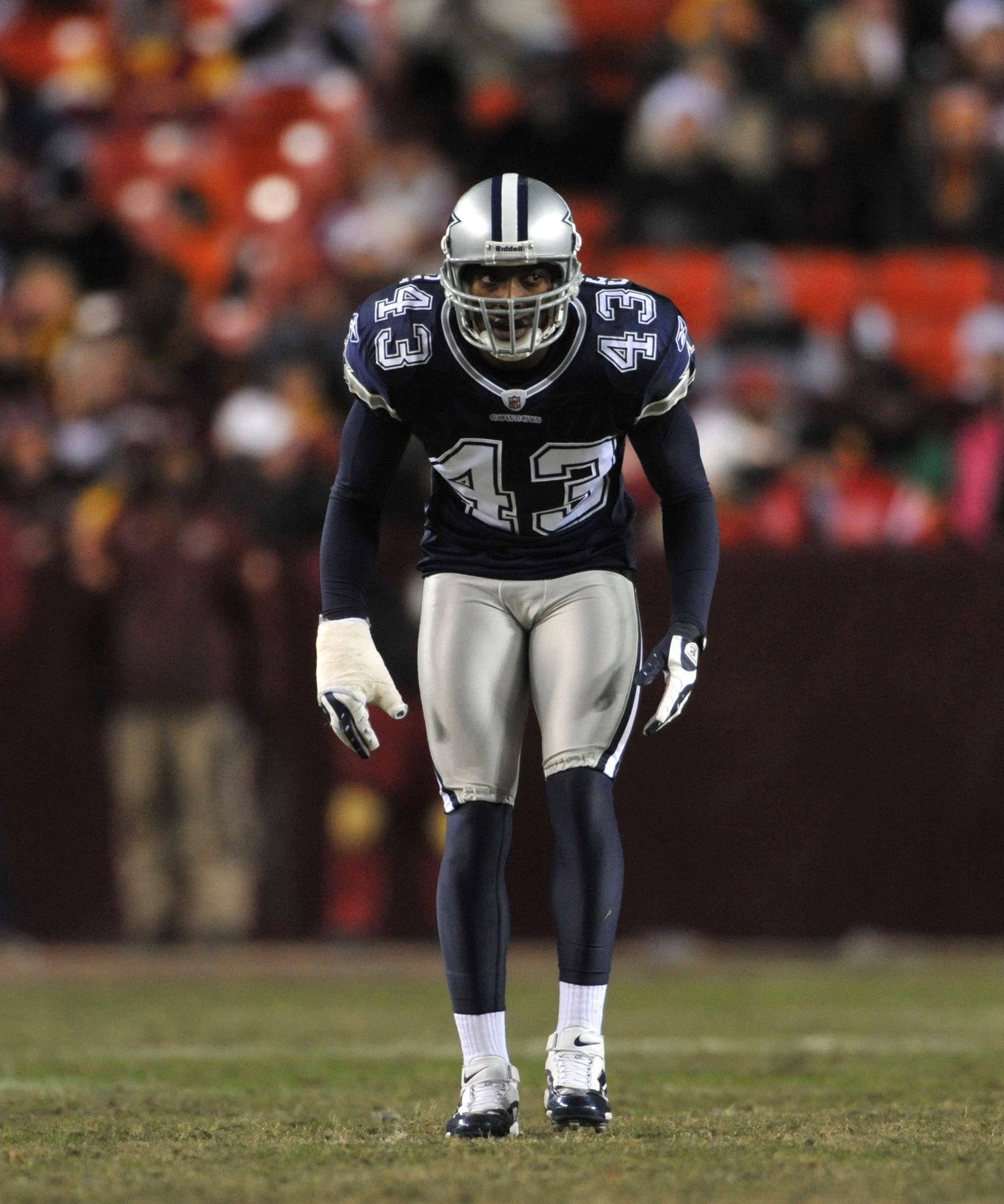 LANDOVER, MD - DECEMBER 27:  Gerald Sensabaugh #43 of the Dallas Cowboys defends against the Washington Redskins at FedExField on December 27, 2009 in Landover, Maryland. The Cowboys defeated the Redskins 17-0. (Photo by Larry French/Getty Images)