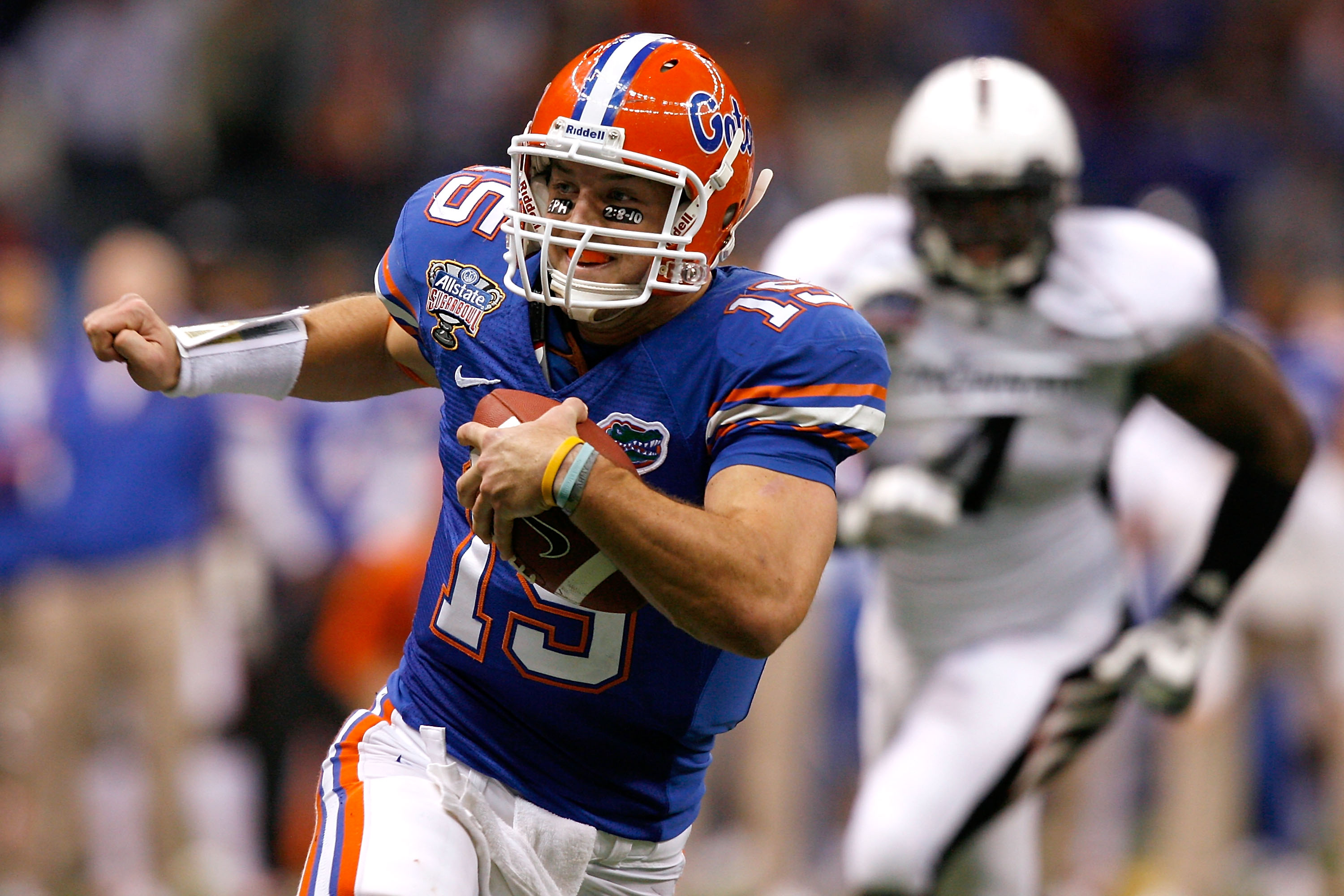 NEW ORLEANS - JANUARY 01:  Quarterback Tim Tebow #15 of the Florida Gators runs the ball against the Cincinnati Bearcats during the Allstate Sugar Bowl at the Louisana Superdome on January 1, 2010 in New Orleans, Louisiana.  (Photo by Matthew Stockman/Get