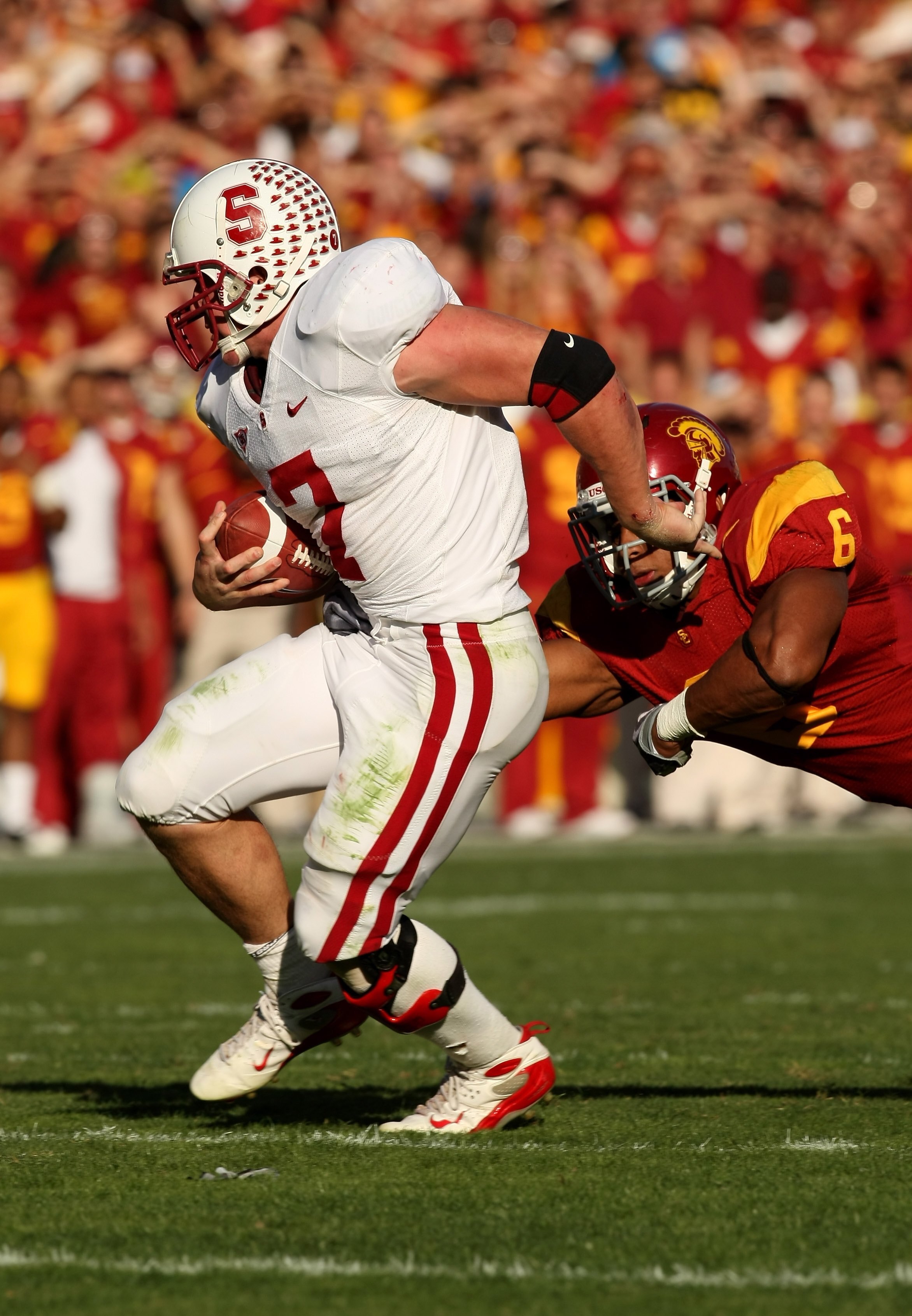 LOS ANGELES, CA - NOVEMBER 14:  Running back Toby Gerharrt #7 of the Stanford Cardinal carries the ball against linebacker Malcolm Smith #6 of the USC Trojans on November 14, 2009 at the Los Angeles Coliseum in Los Angeles, California.  Stanford won 55-21