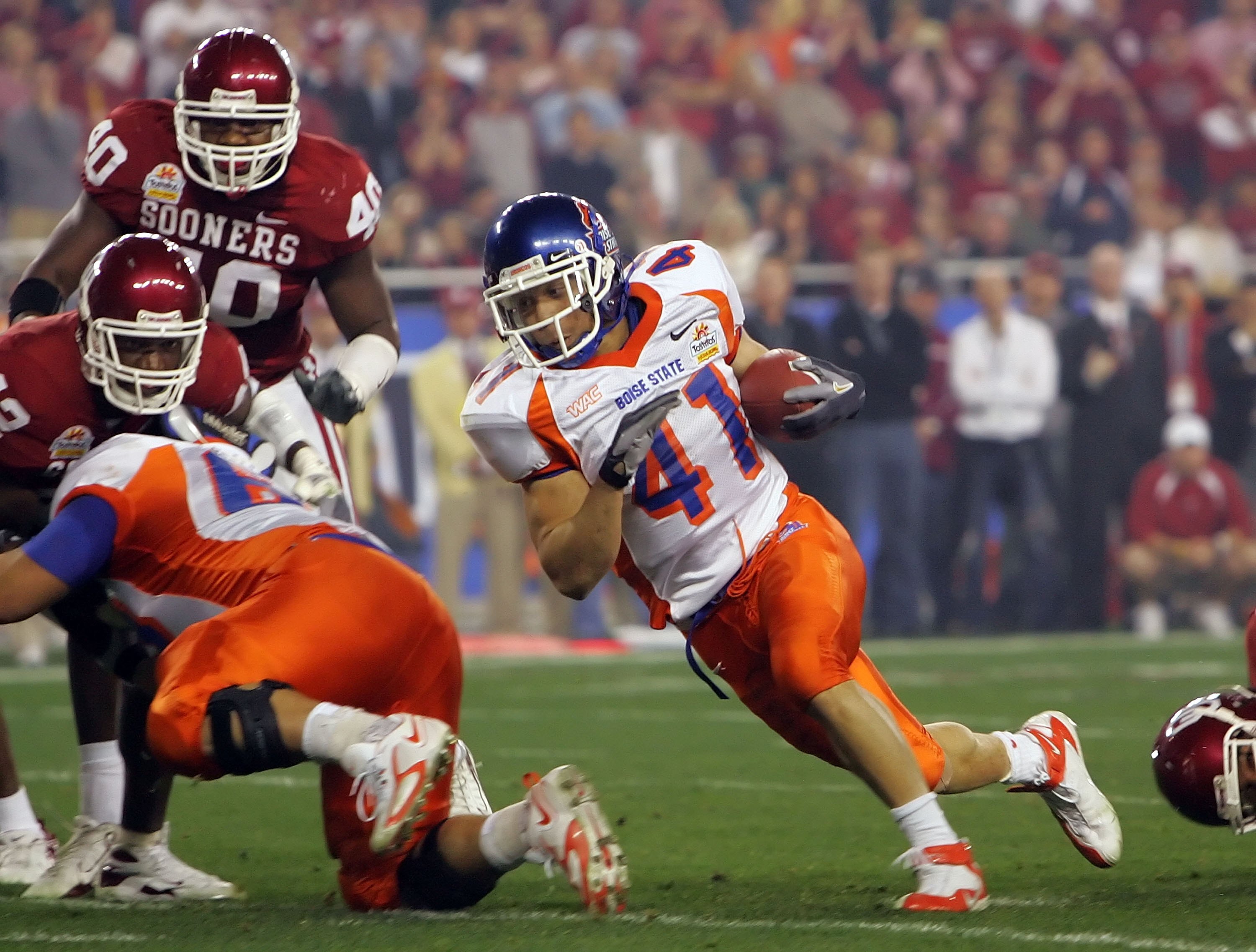 GLENDALE, AZ - JANUARY 01:  Running back Ian Johnson #41 of the Boise State Broncos runs the football in the first quarter against the Oklahoma Sooners at the Tostito's Fiesta Bowl at University of Phoenix Stadium January 1, 2007 in Glendale, Arizona.  (P