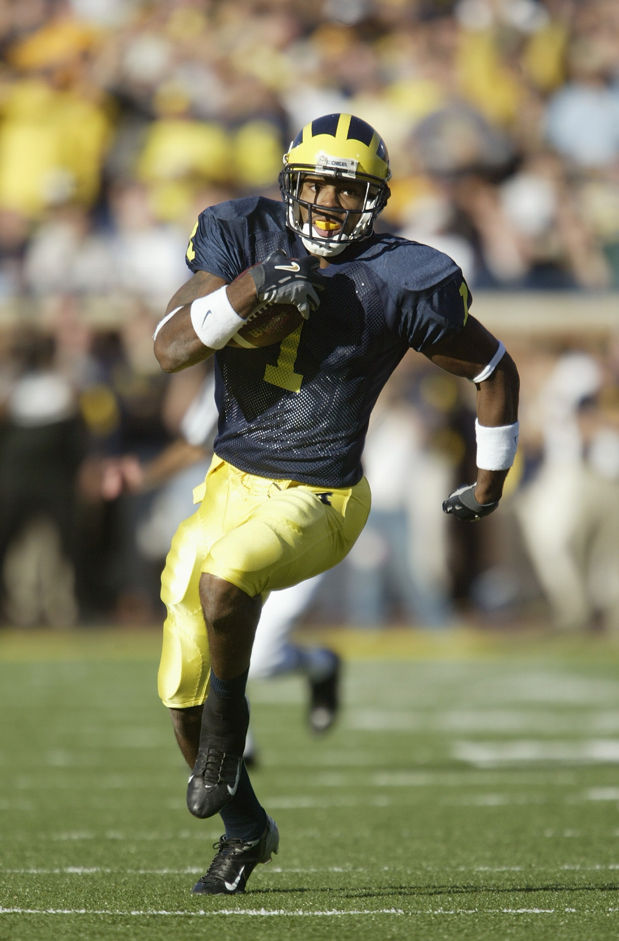 ANN ARBOR, MI - OCTOBER 30:  Wide receiver Braylon Edwards #1 of the Michigan Wolverines rushes after a reverse play against the Michigan State Spartans at Michigan Stadium on October 30, 2004 in Ann Arbor, Michigan. The Wolverines defeated the Spartans 4