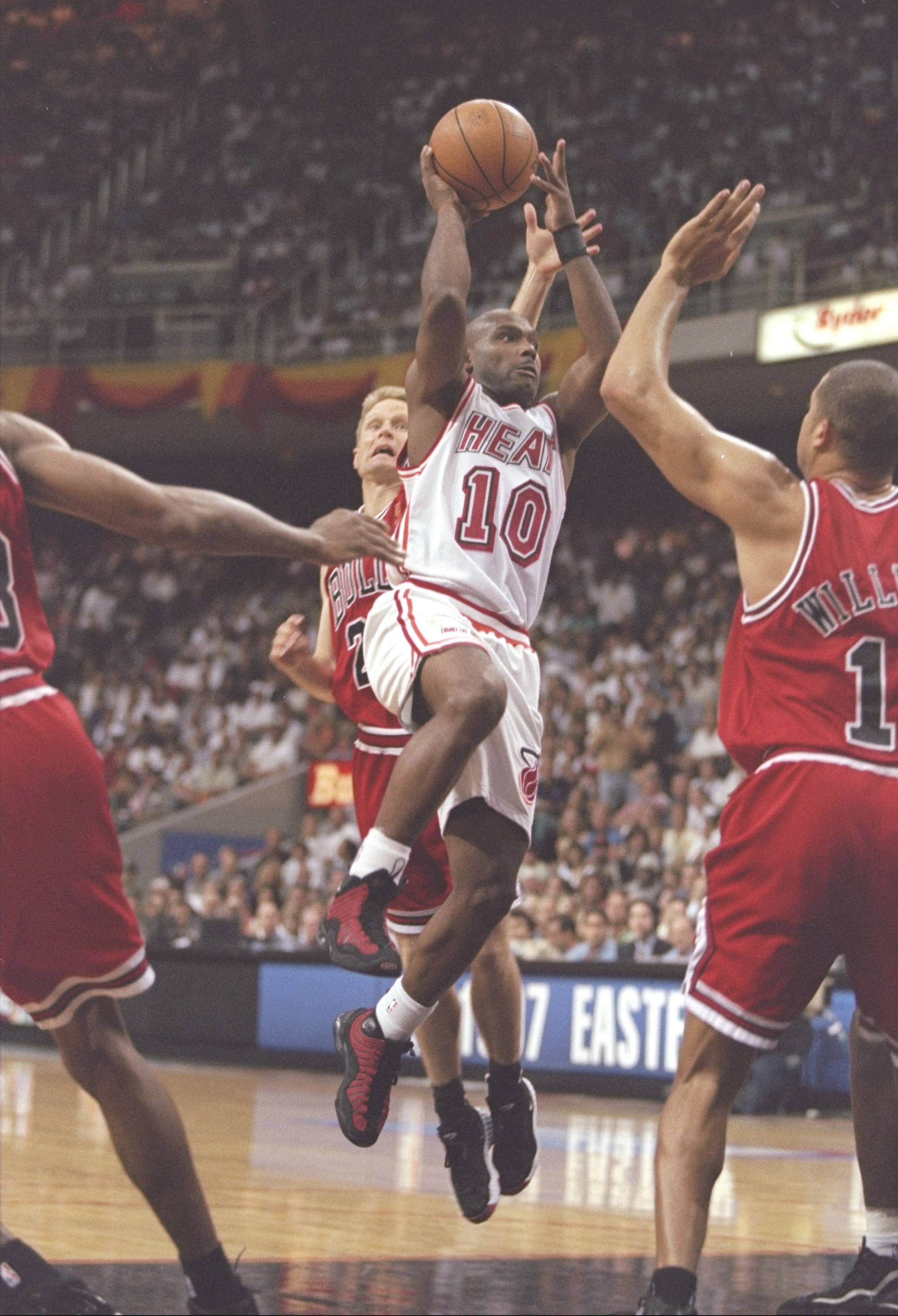 26 May 1997: Guard Tim Hardaway of the Miami Heat drives past guard Steve Kerr and forward Brian Williams of the Chicago Bulls during a playoff game at the Miami Arena in Miami, Florida. The Heat won the game 87-80. Mandatory Credit: Andy Lyons /Allspo 26 May 1997: Guard Tim Hardaway of the Miami Heat drives past guard Steve Kerr and forward Brian Williams of the Chicago Bulls during a playoff game at the Miami Arena in Miami, Florida. The Heat won the game 87-80. Mandatory Credit: Andy Lyons /Allspo