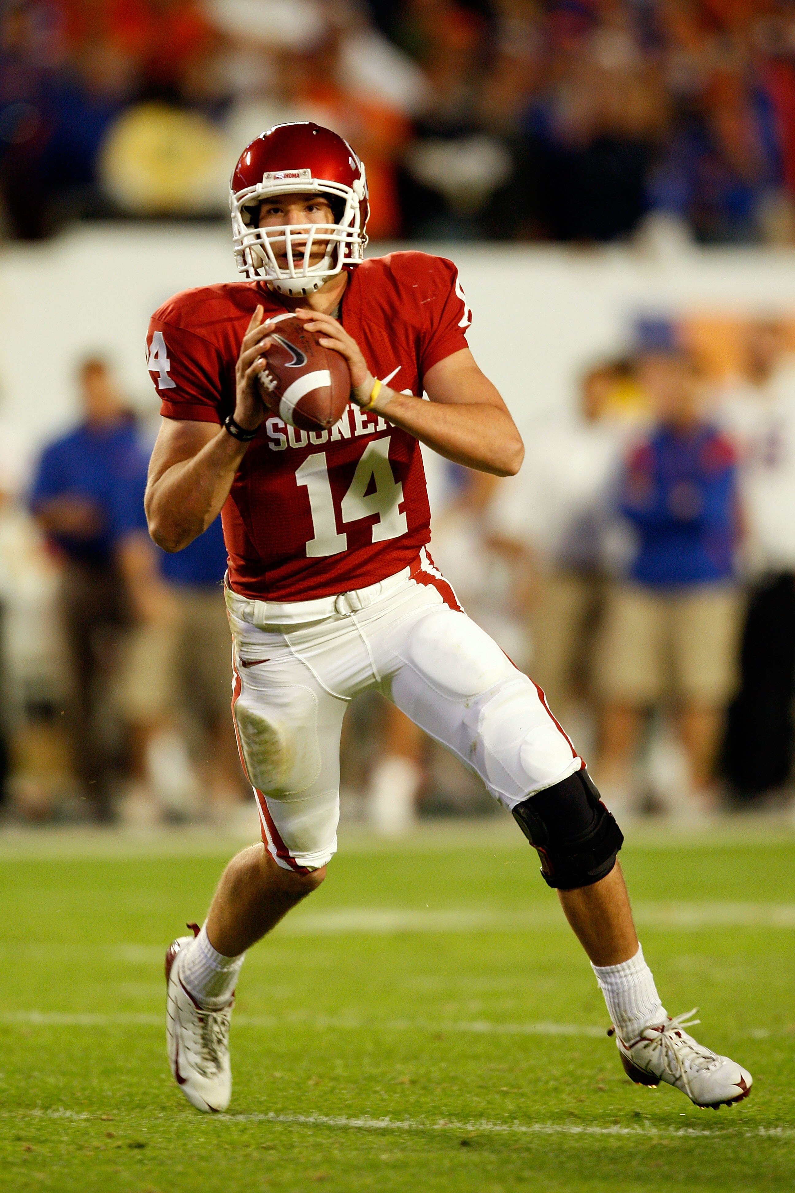 MIAMI - JANUARY 08:  Sam Bradford #14 of the Oklahoma Sooners look to pass against the Florida Gators during the FedEx BCS National Championship game at Dolphin Stadium on January 8, 2009 in Miami, Florida.  (Photo by Marc Serota/Getty Images)