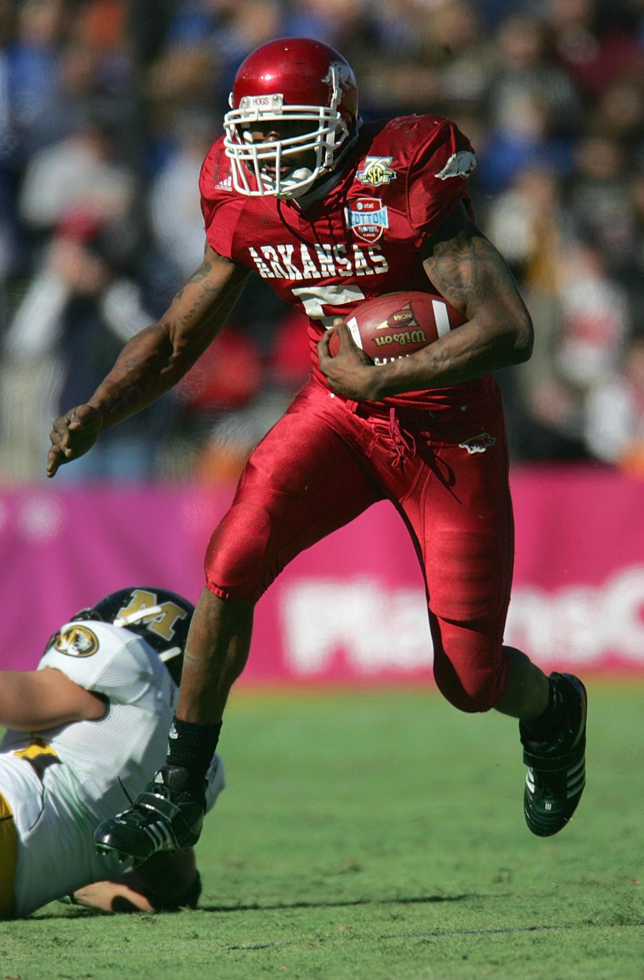 DALLAS - JANUARY 1: Darren McFadden #5 of the Arkansas Razorbacks carries the ball against the Missouri Tigers during the AT&T Cotton Bowl Classic on January 1, 2008 at the Cotton Bowl in Dallas, Texas. (Photo by Ronald Martinez/Getty Images)