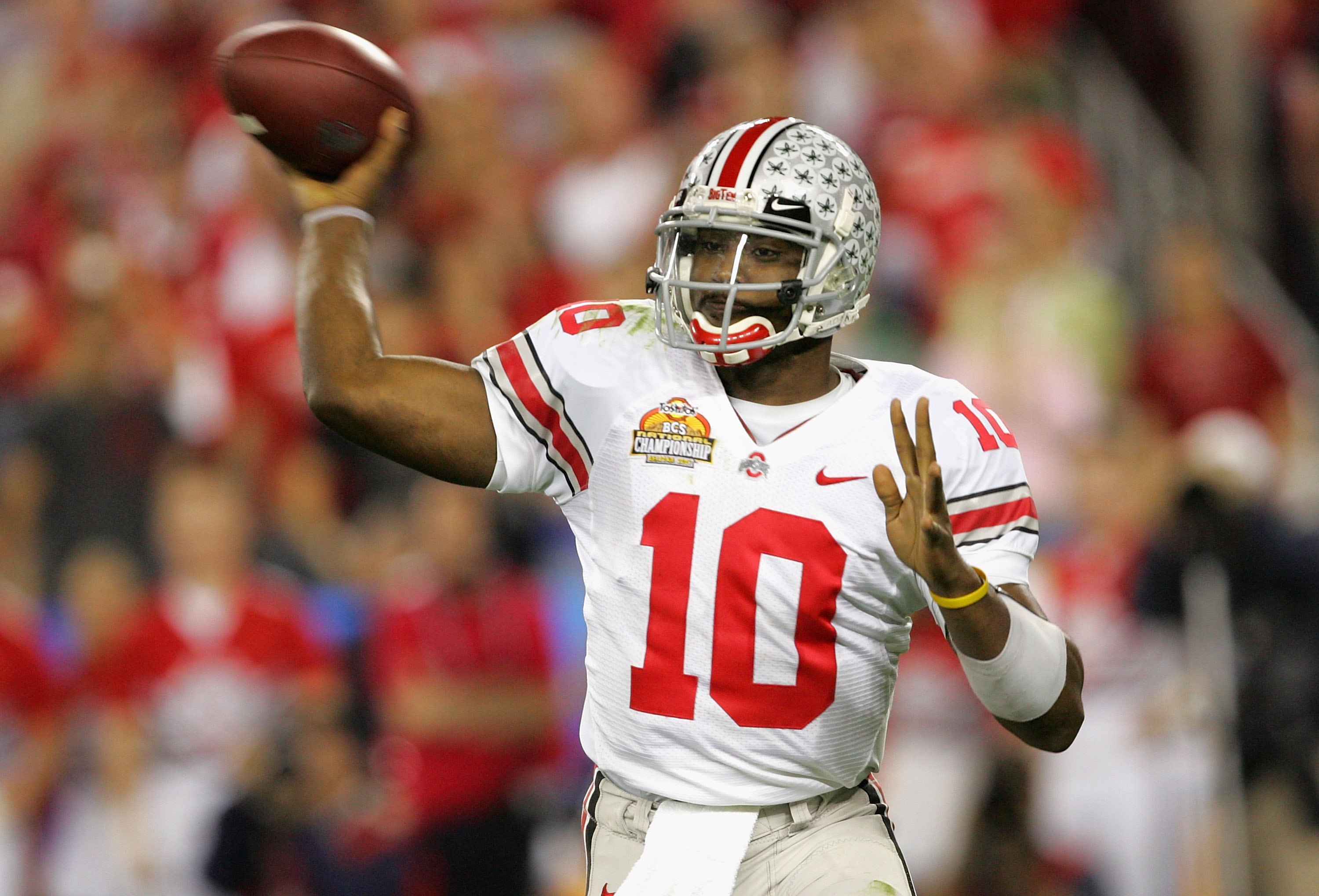 GLENDALE, AZ - JANUARY 08:  Quarterback Troy Smith #10 of the Ohio State Buckeyes attempts a pass against the Florida Gators during the 2007 Tostitos BCS National Championship Game at the University of Phoenix Stadium on January 8, 2007 in Glendale, Arizo