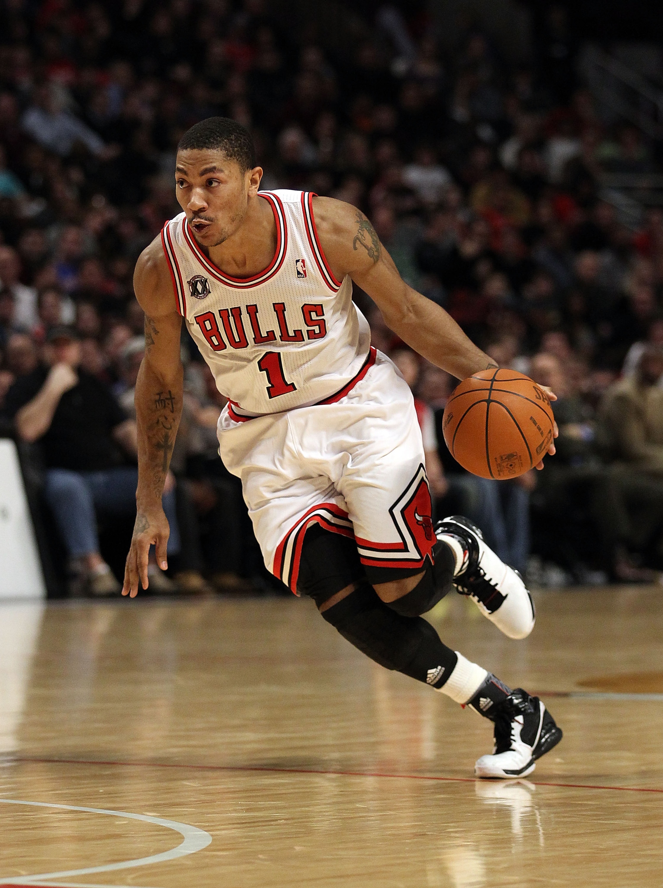 CHICAGO, IL - JANUARY 28: Derrick Rose #1 of the Chicago Bulls drives against the Orlando Magic at the United Center on January 28, 2011 in Chicago, Illinois. The Bulls defeated the Magic 99-90. NOTE TO USER: User expressly acknowledges and agrees that, b