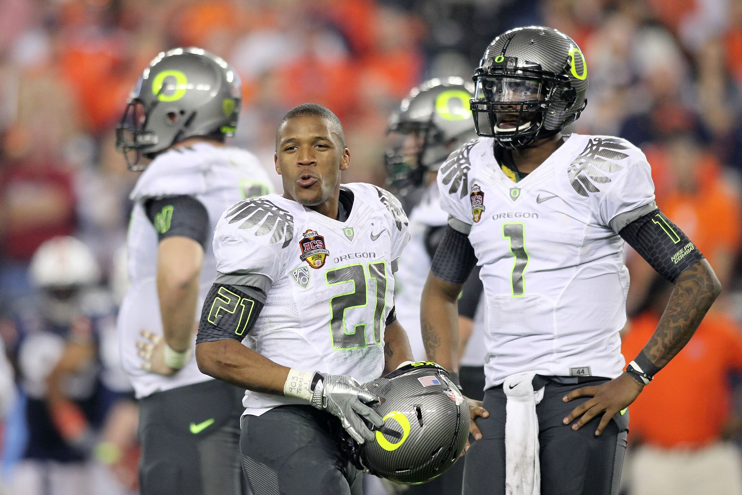 GLENDALE, AZ - JANUARY 10: LaMichael James #21 and Darron Thomas #1 of the Oregon Ducks react to the Auburn Tigers during the Tostitos BCS National Championship Game at University of Phoenix Stadium on January 10, 2011 in Glendale, Arizona. (Photo by Jona